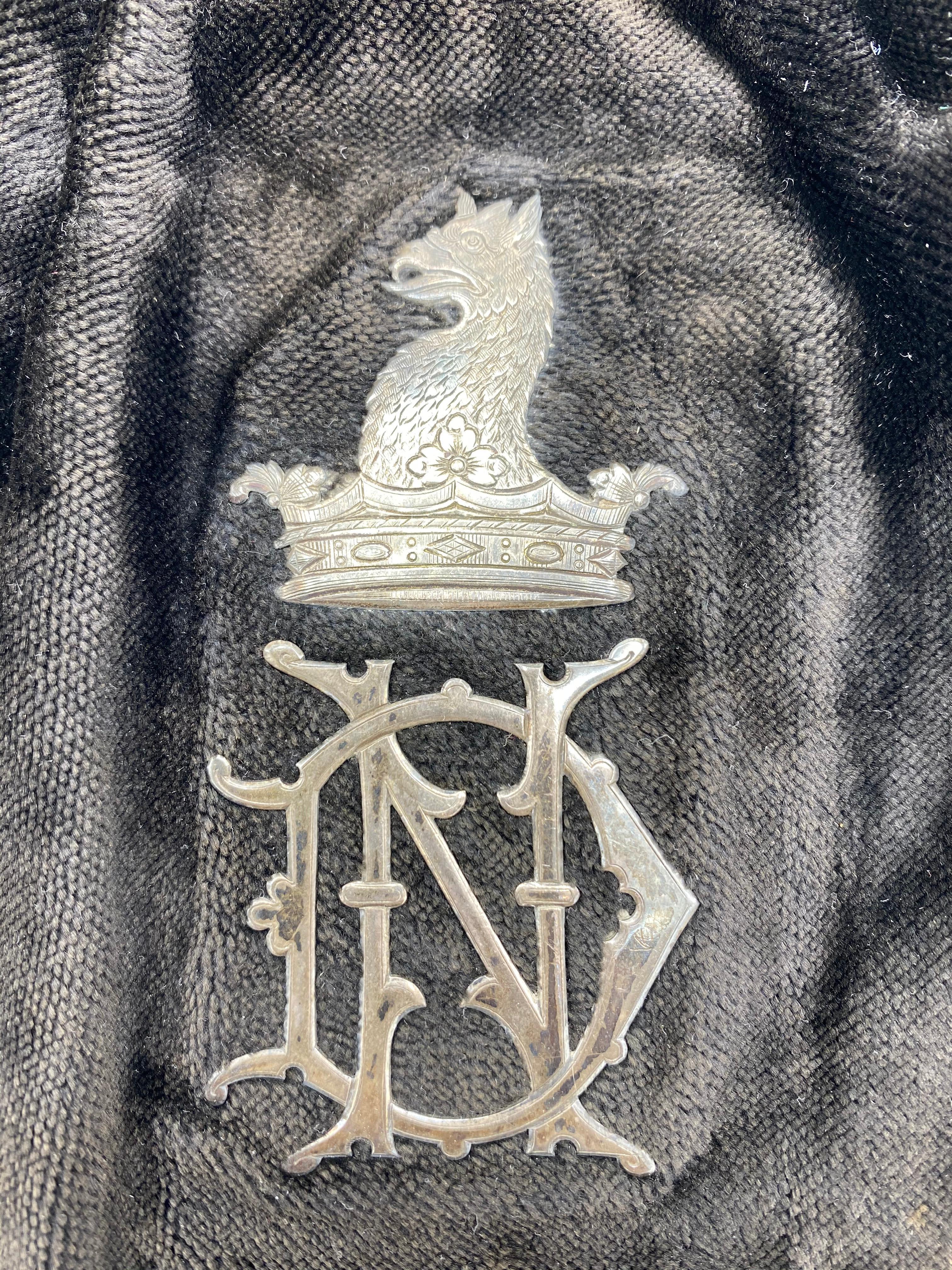 Détails du produit :

Vers les années 1900. Velours marron foncé avec des détails de design argentés. Motif floral 3D en argent sterling, griffon sur le devant et monogramme ND.
Le poids total est de 262.1 grammes.