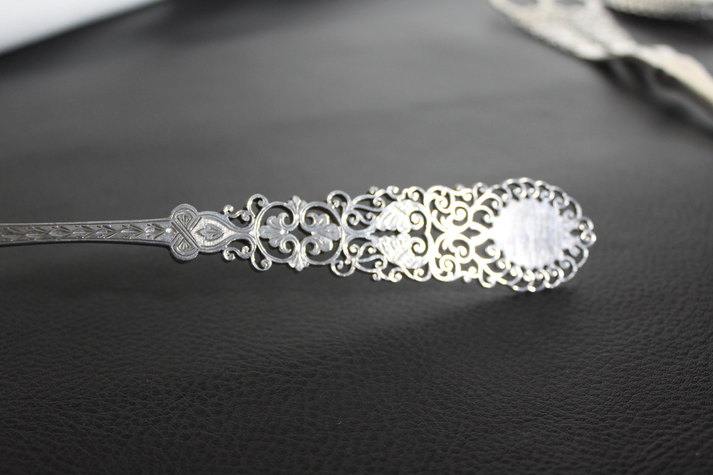 Victorian English Sterling Silver Berry Spoon and Grape Shear Set in Fitted Case For Sale 6