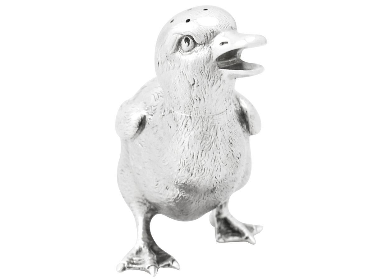 Victorian English Sterling Silver Duckling Pepperette In Excellent Condition In Jesmond, Newcastle Upon Tyne