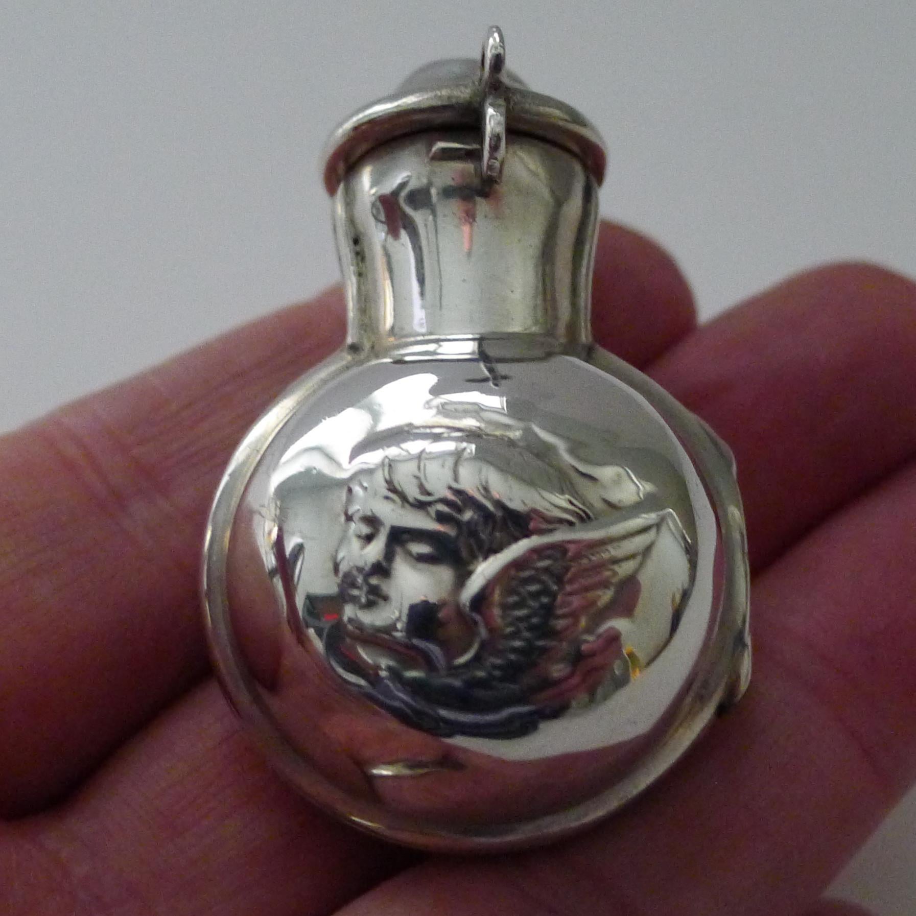 Flacon de parfum anglais victorien en argent sterling décoré d'un chérubin ou d'un ange  en vente 3