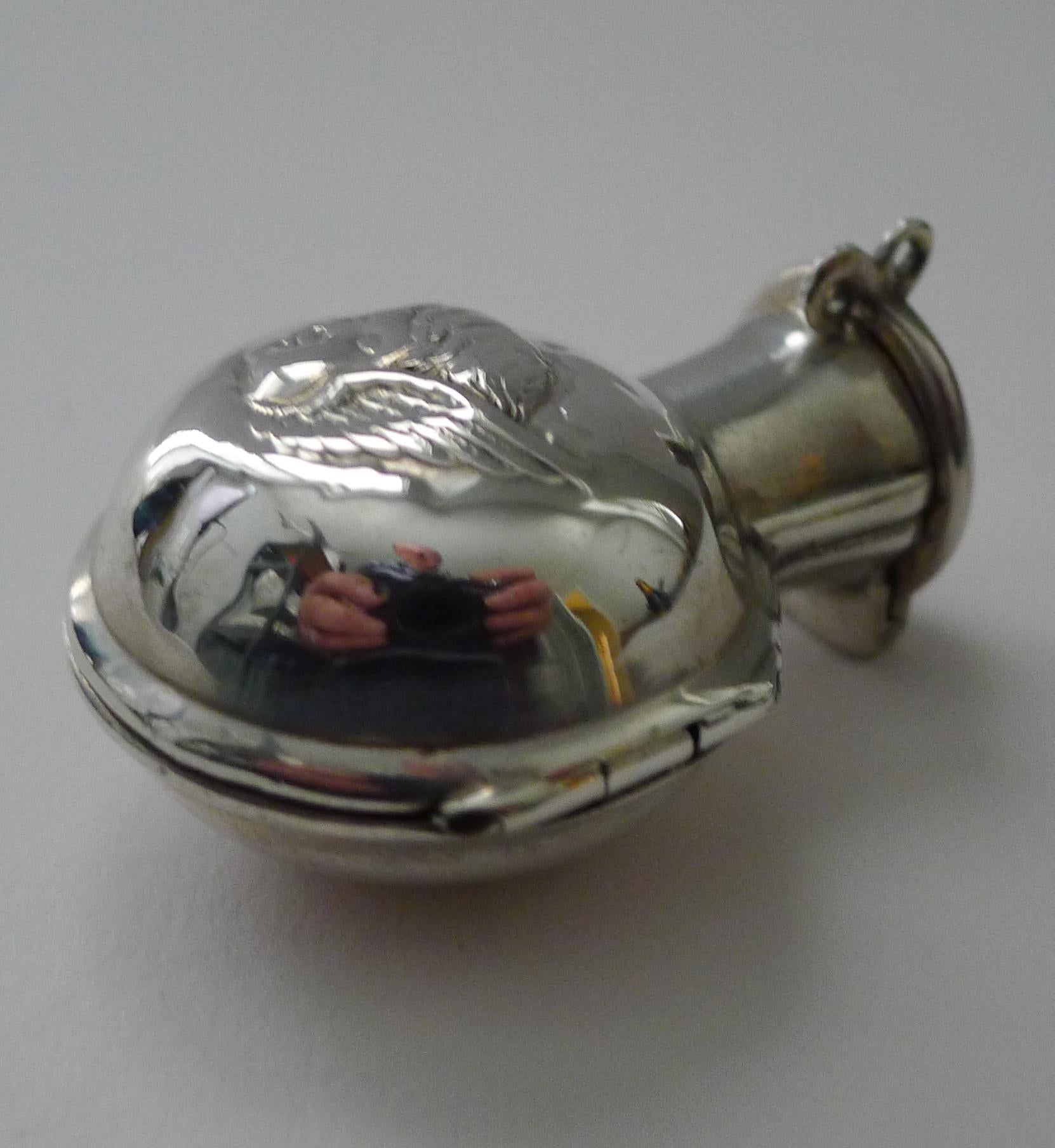 Victorien tardif Flacon de parfum anglais victorien en argent sterling décoré d'un chérubin ou d'un ange  en vente