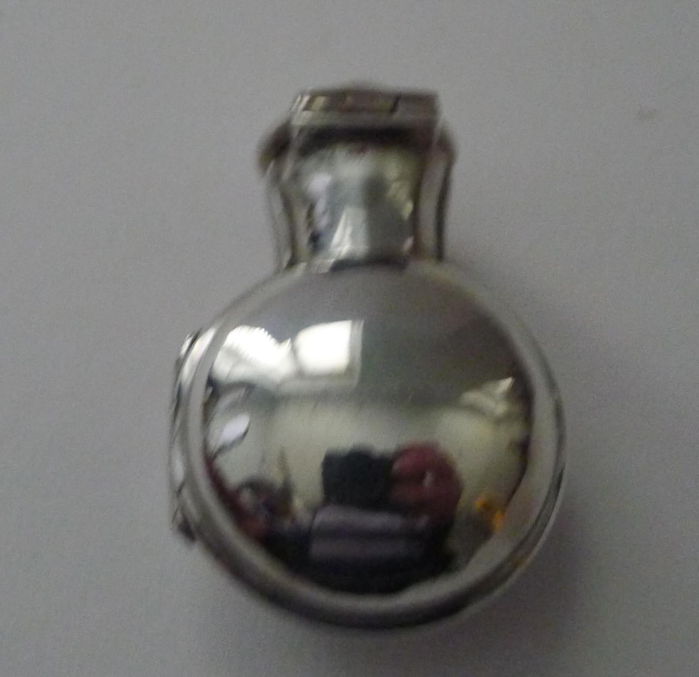 Victorian English Sterling Silver Perfume Bottle - Cherub or Angel Decoration  In Good Condition For Sale In Bath, GB