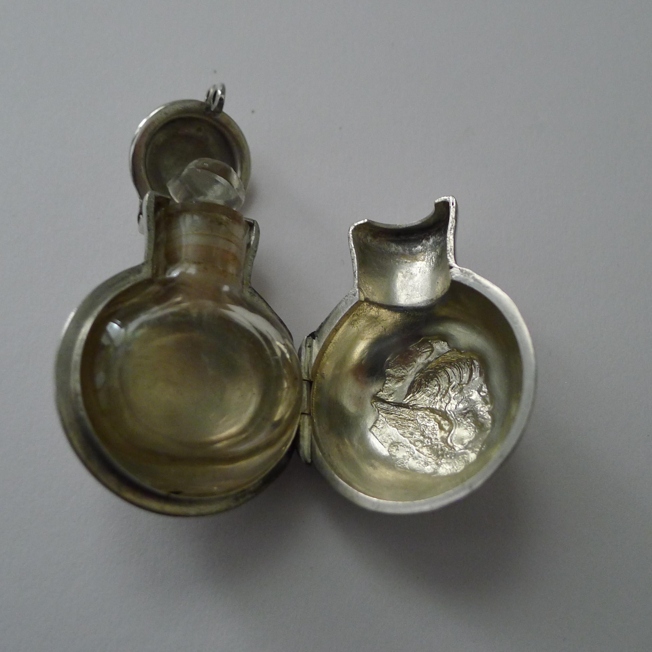 Viktorianische englische Parfümflasche aus Sterlingsilber – Cherub- oder Engelsschmuck  im Angebot 1