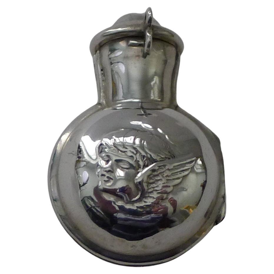 Flacon de parfum anglais victorien en argent sterling décoré d'un chérubin ou d'un ange  en vente