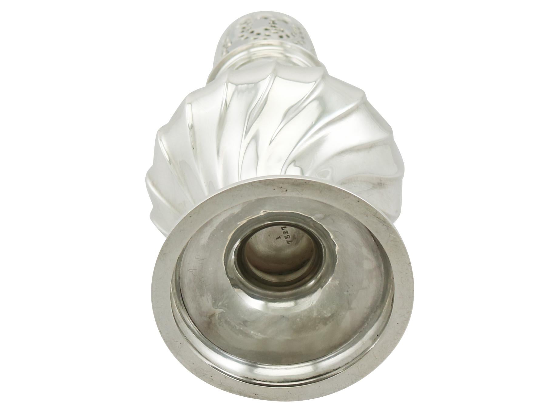 Goldsmiths & Silversmiths Co. Victorian English Sterling Silver Sugar Caster For Sale 3