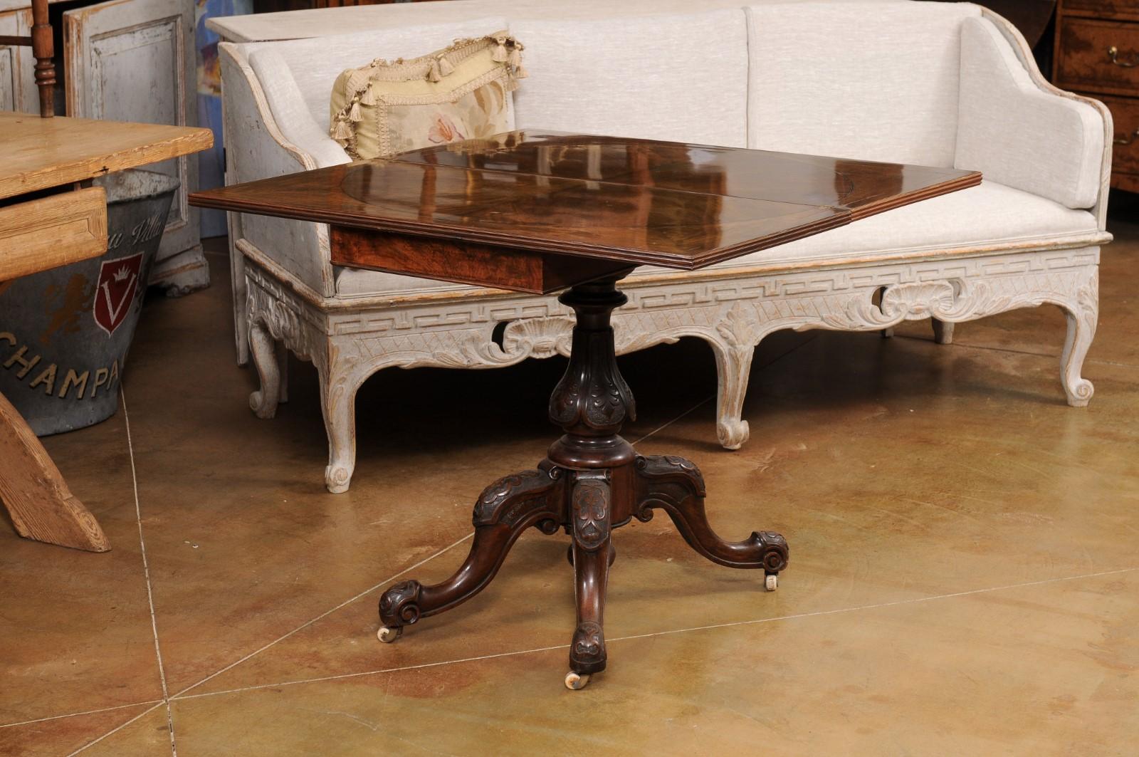 Viktorianischer englischer klappbarer Spieltisch aus Nussbaum und Mahagoni mit buchstabierter Platte im Angebot 5