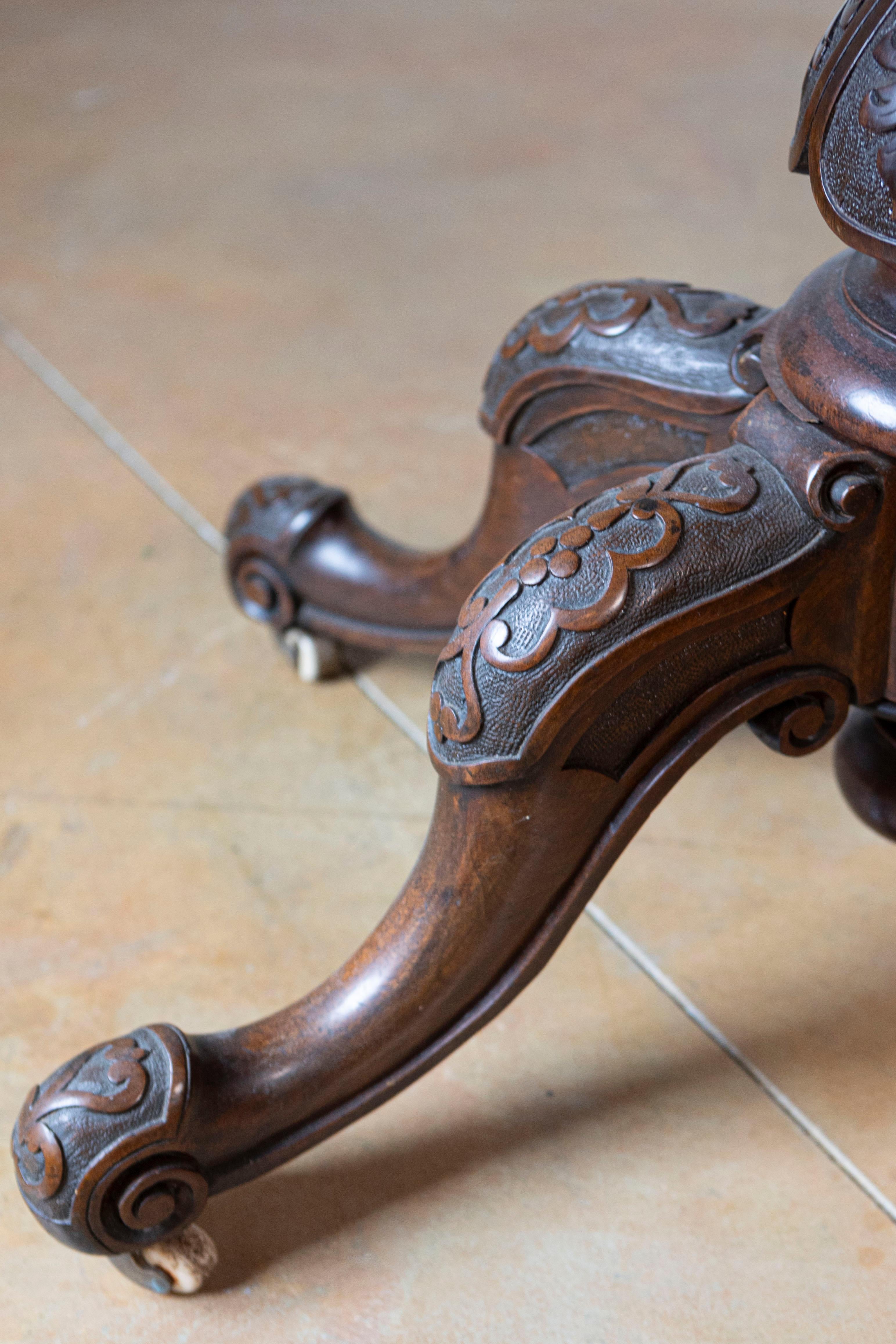 Victorian English Walnut and Mahogany Fold-Over Game Table with Bookmatched Top For Sale 6