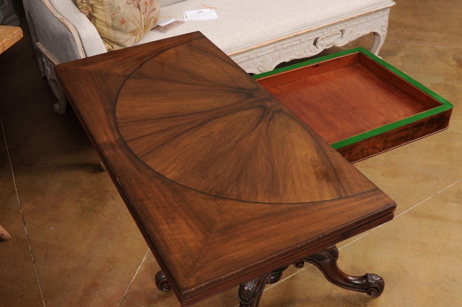Viktorianischer englischer klappbarer Spieltisch aus Nussbaum und Mahagoni mit buchstabierter Platte (19. Jahrhundert) im Angebot