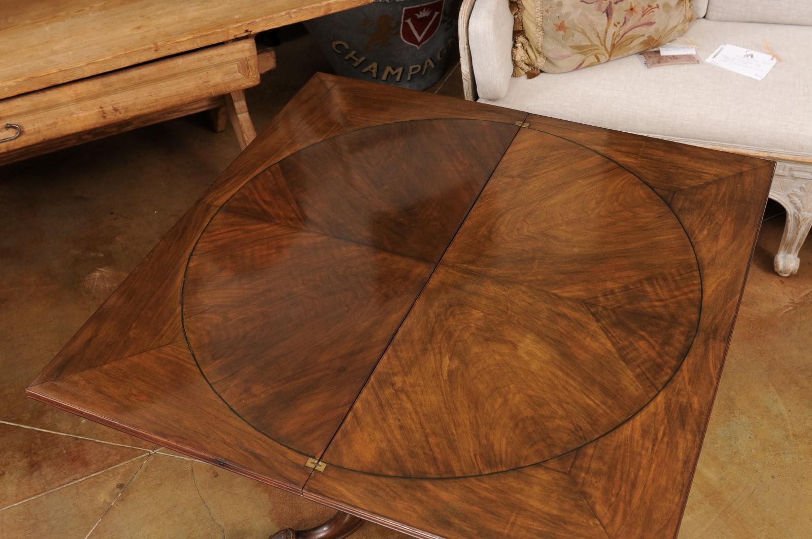 Viktorianischer englischer klappbarer Spieltisch aus Nussbaum und Mahagoni mit buchstabierter Platte im Angebot 1