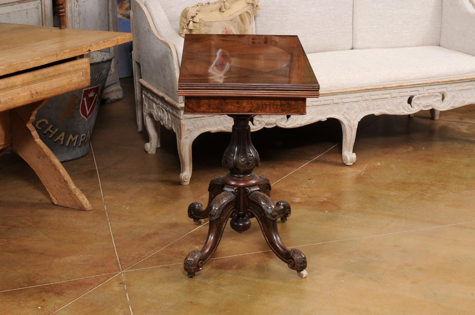 Viktorianischer englischer klappbarer Spieltisch aus Nussbaum und Mahagoni mit buchstabierter Platte im Angebot 2
