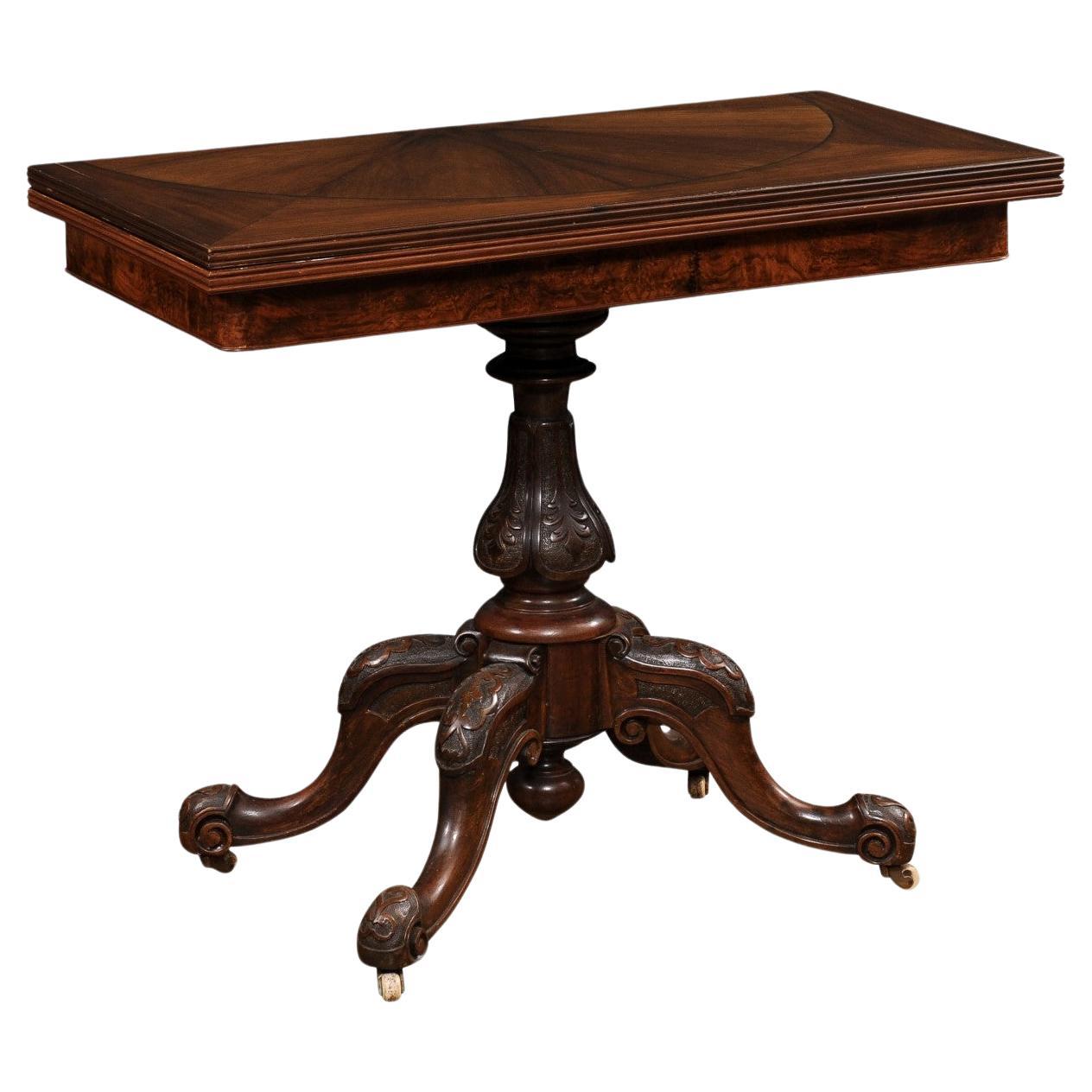 Viktorianischer englischer klappbarer Spieltisch aus Nussbaum und Mahagoni mit buchstabierter Platte im Angebot