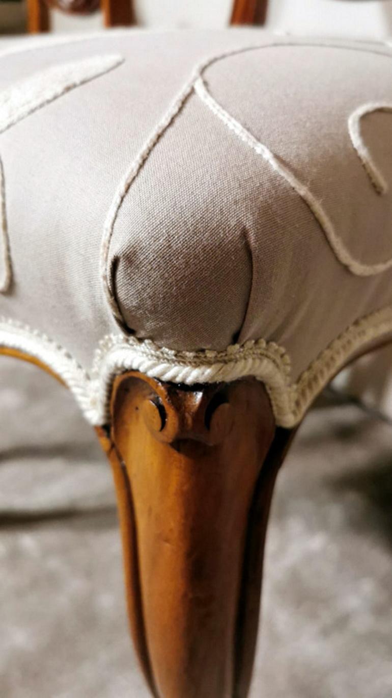 Coppia di sedie inglesi vittoriane in noce con schienale a palloncino in vendita 6