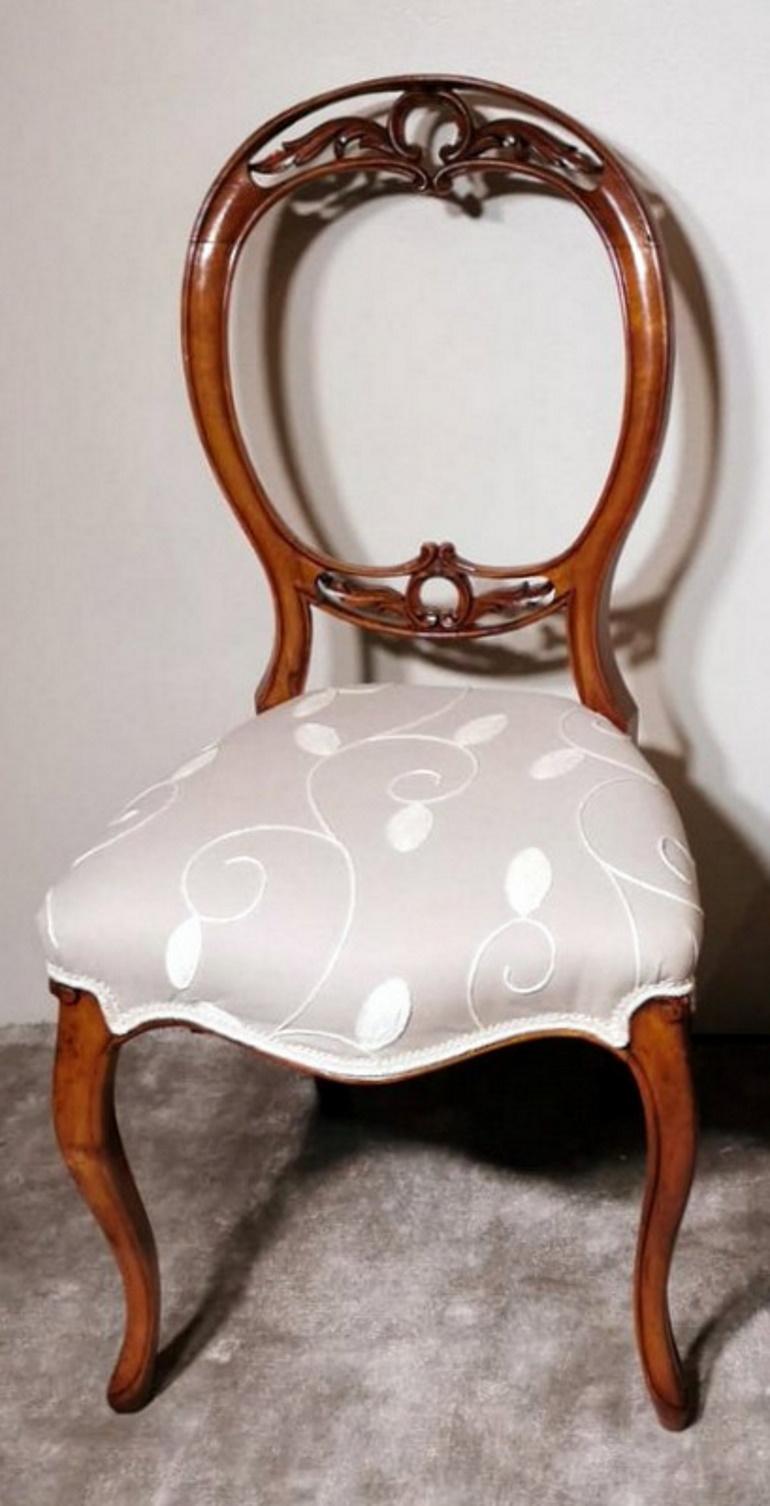 XIX secolo Coppia di sedie inglesi vittoriane in noce con schienale a palloncino in vendita