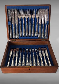 Viktorianische englische Holzkiste mit einem kompletten versilberten Besteck