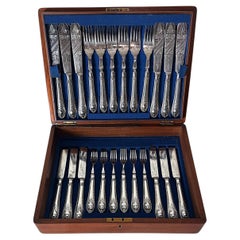 Viktorianische englische Holzkiste mit einem kompletten versilberten Besteck