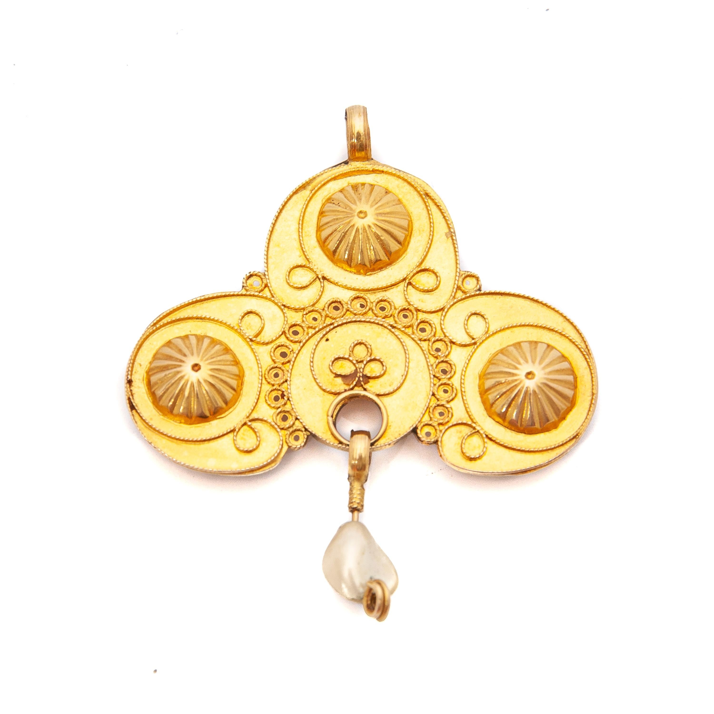 Women's Early 20th Century Cloverleaf 14K Gold Pearl Pendant For Sale