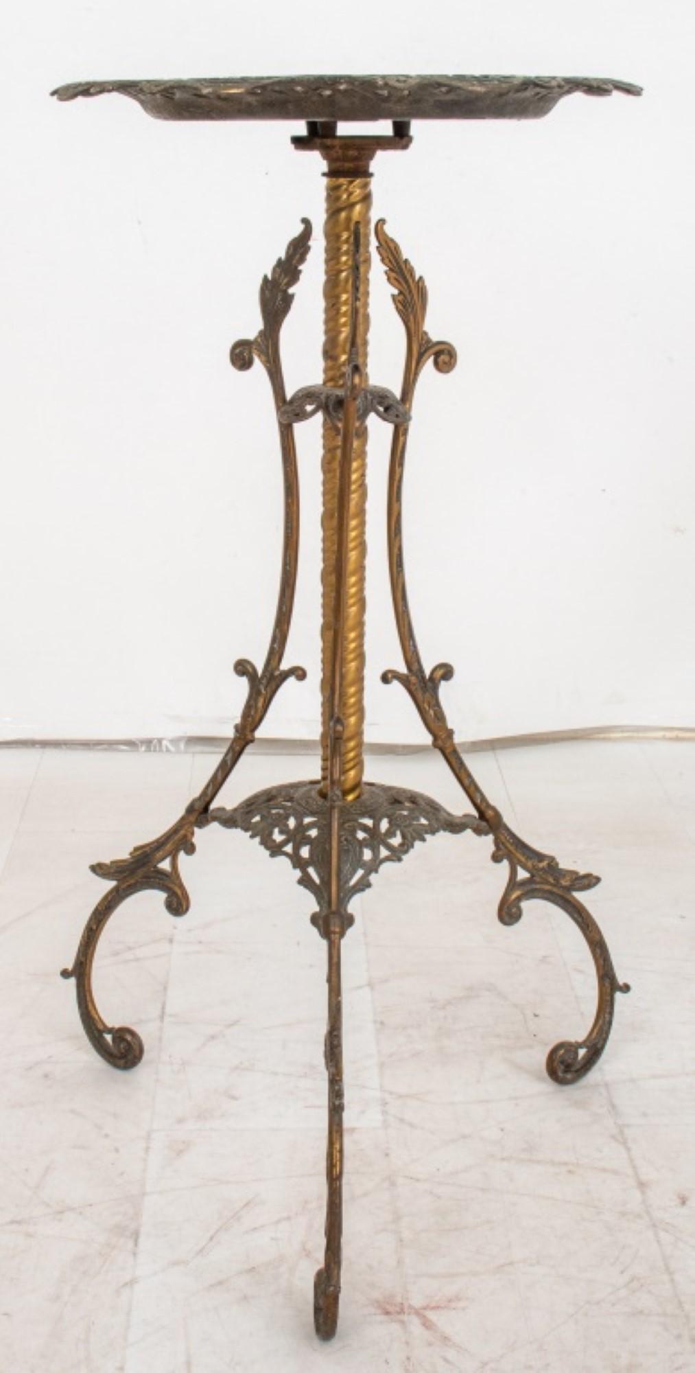 Viktorianischer Tisch mit graviertem und gegossenem Messing Pedestal im Angebot 6