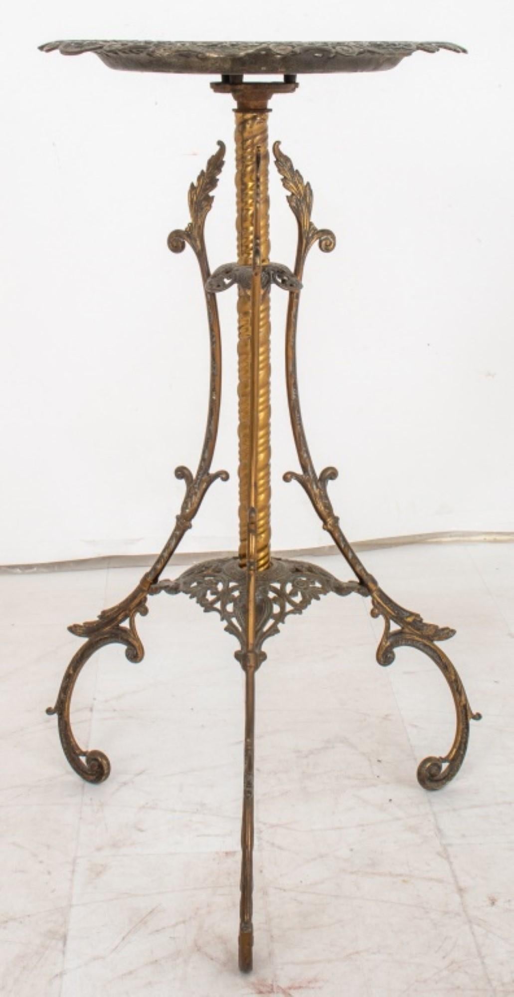 Viktorianischer Tisch mit graviertem und gegossenem Messing Pedestal (Europäisch) im Angebot