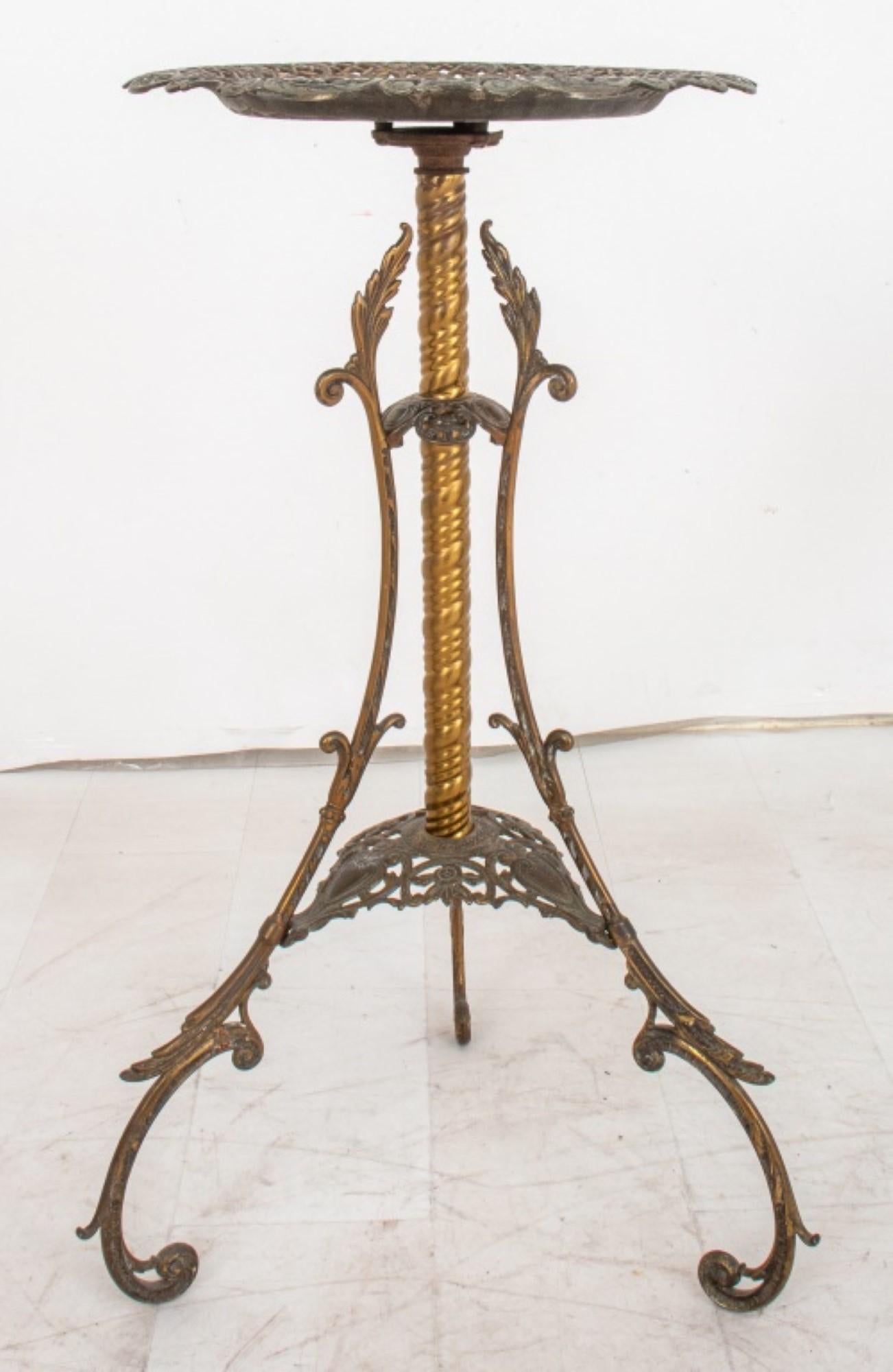 Viktorianischer Tisch mit graviertem und gegossenem Messing Pedestal im Angebot 3