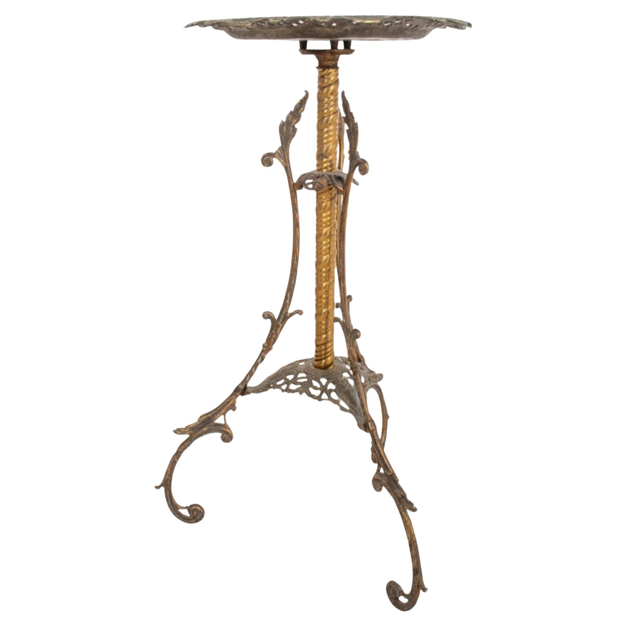 Viktorianischer Tisch mit graviertem und gegossenem Messing Pedestal im Angebot