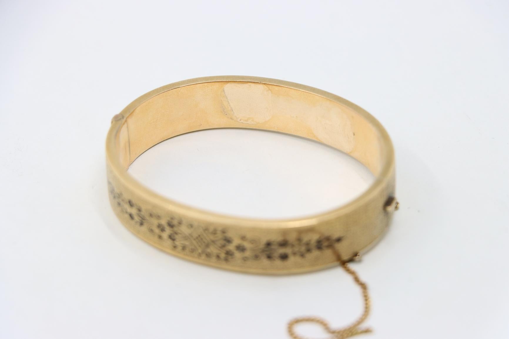 Bracelet jonc victorien en or 14 carats et émail gravé en vente 6