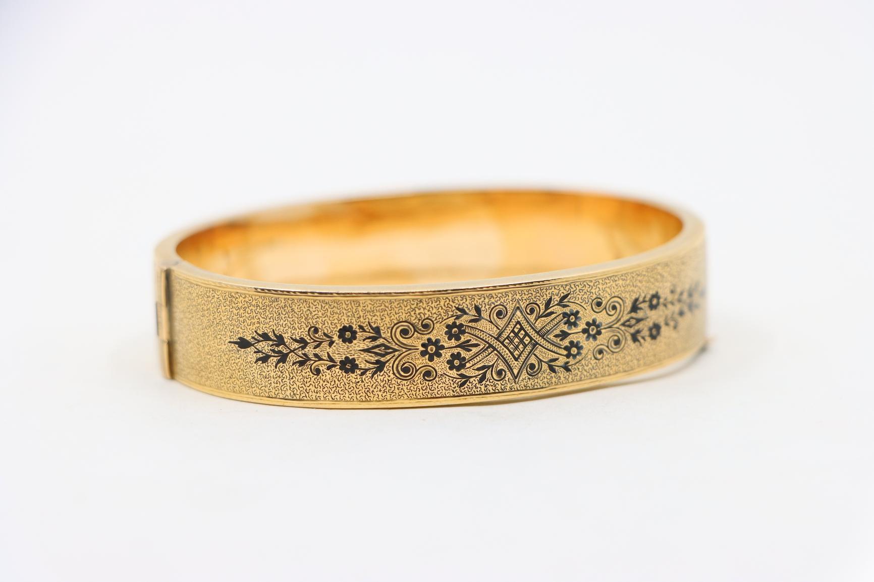 Bracelet jonc victorien en or 14 carats et émail gravé Bon état - En vente à Flushing, NY