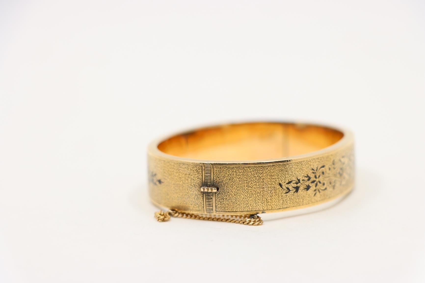 Bracelet jonc victorien en or 14 carats et émail gravé en vente 1