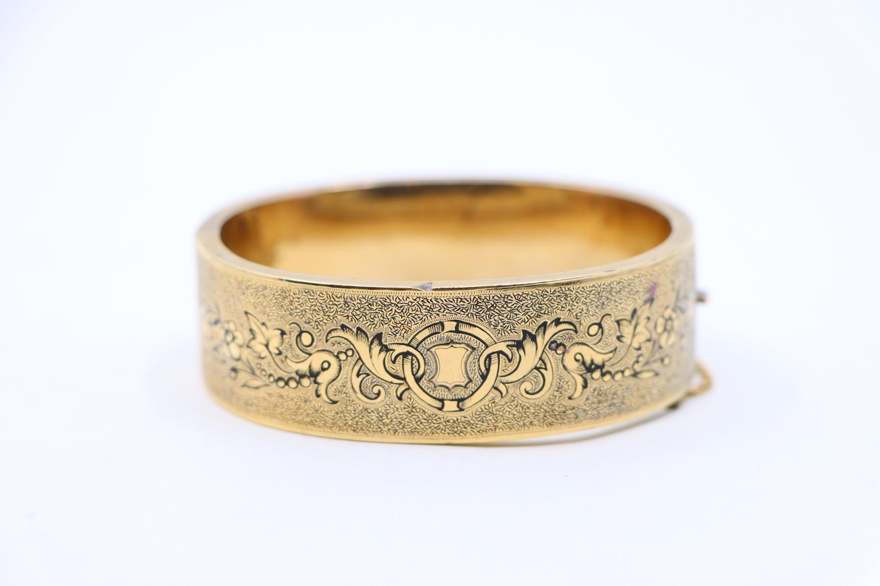 Bracciale vittoriano con smalto inciso in oro 14K in vendita 1
