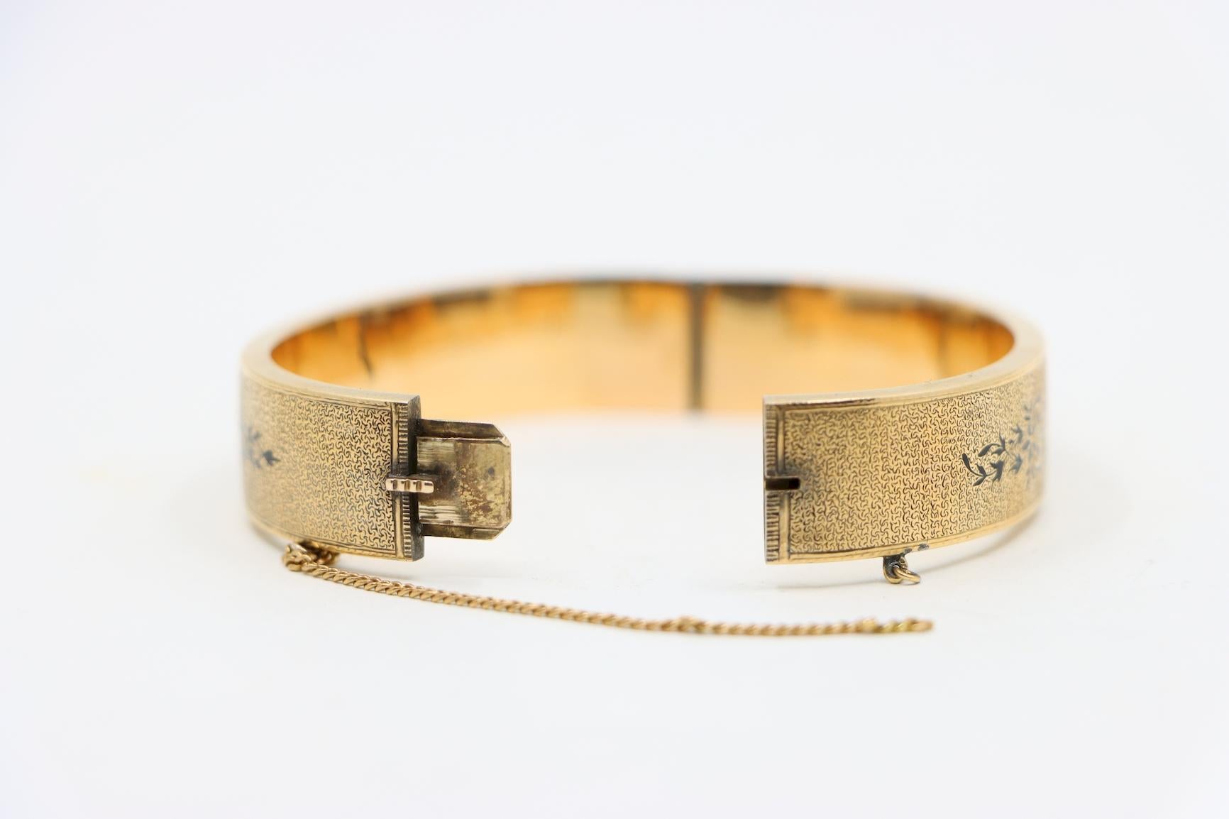Bracelet jonc victorien en or 14 carats et émail gravé en vente 2