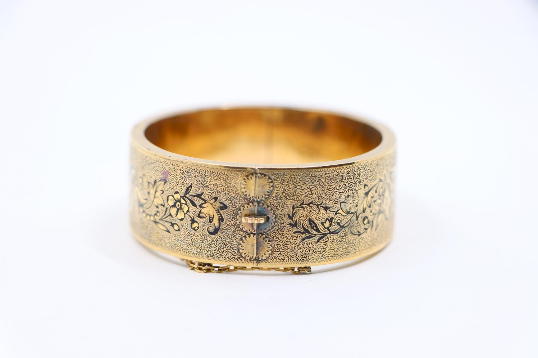 Bracciale vittoriano con smalto inciso in oro 14K in vendita 2