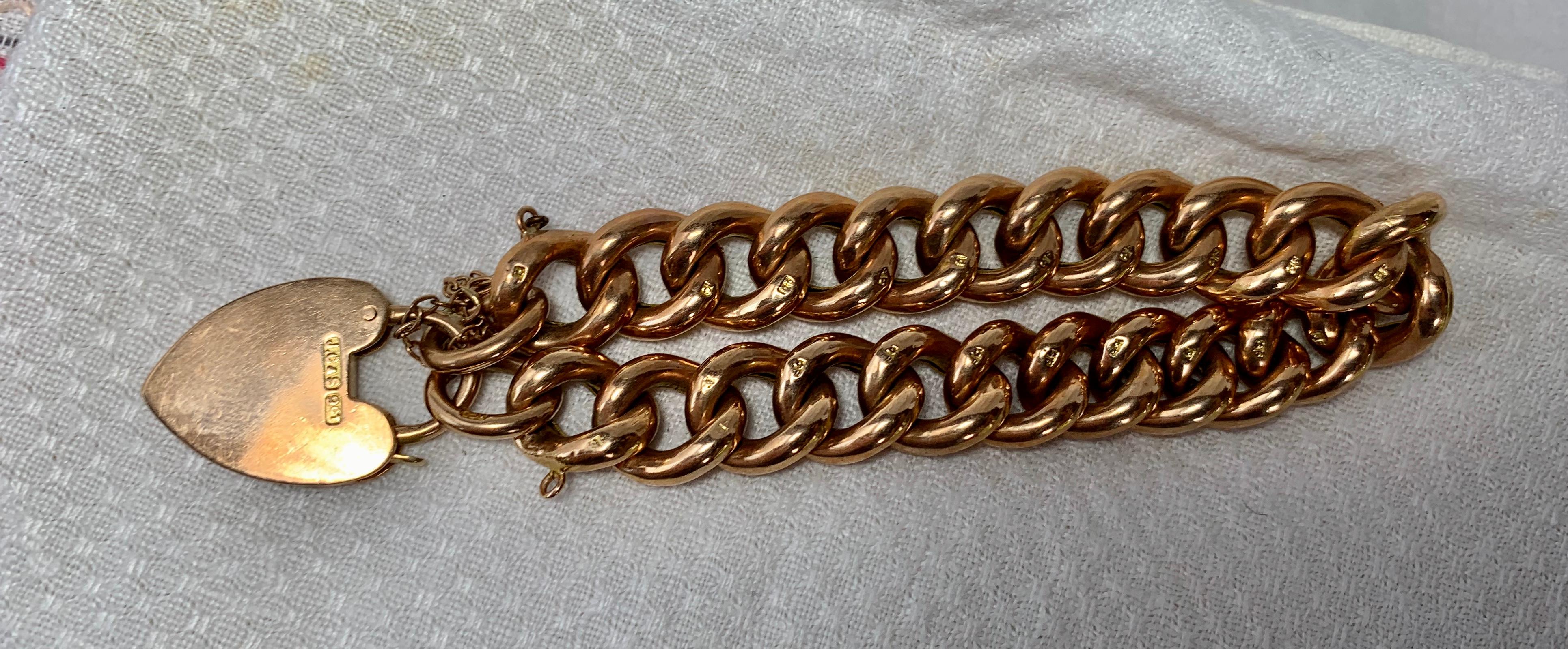 Ein wunderschönes viktorianisches 9 Karat Gold Gliederarmband, bestehend aus gravierten, geschwollenen Gliedern mit einem wunderschönen herzförmigen Verschluss.
Die Glieder sind jeweils mit stilisierten Rosen- und Blattmotiven handgraviert.
Mit