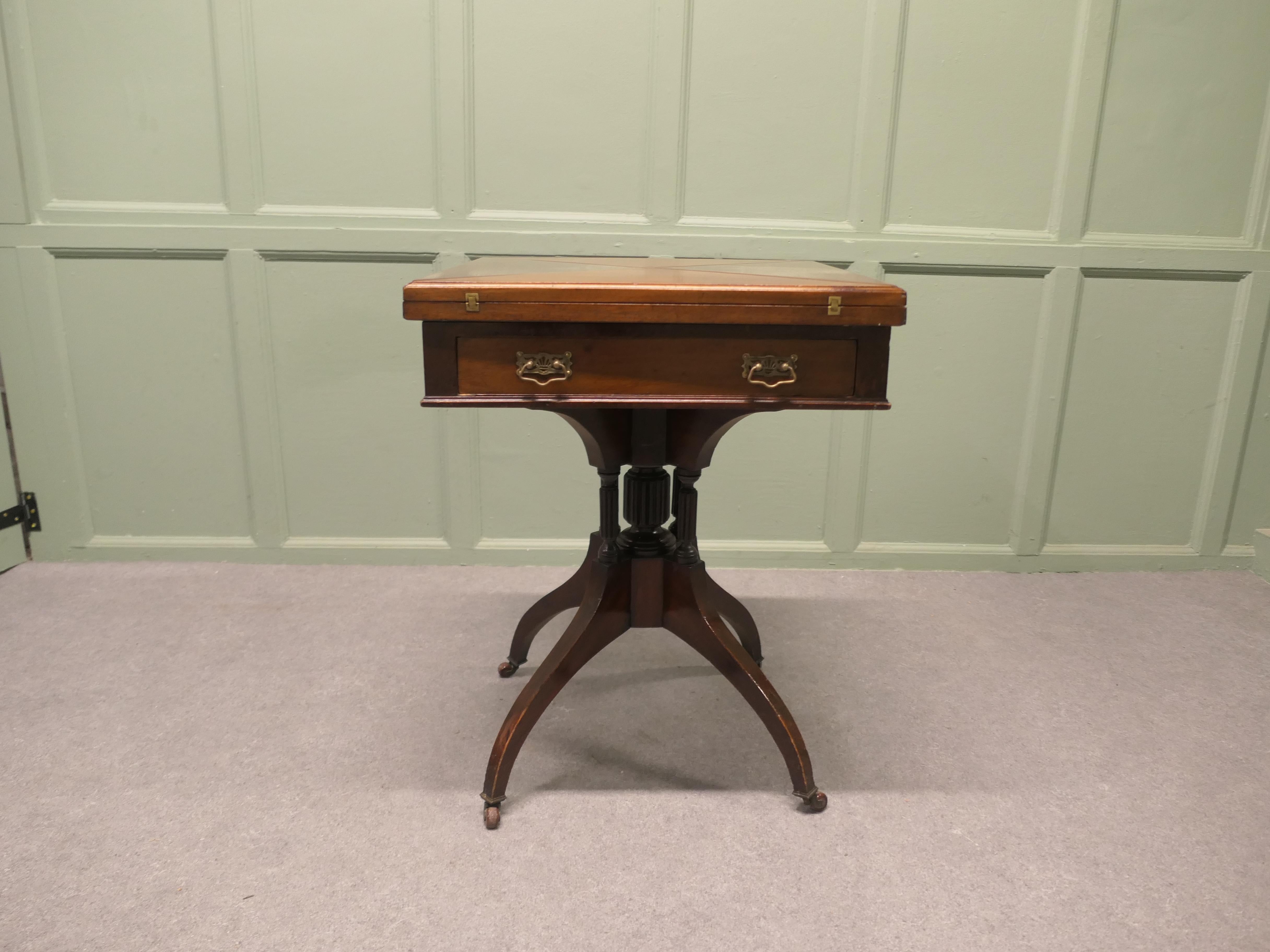 Victorien Table à cartes à enveloppes victorienne avec puits de jeu Une pièce magnifiquement conçue. en vente