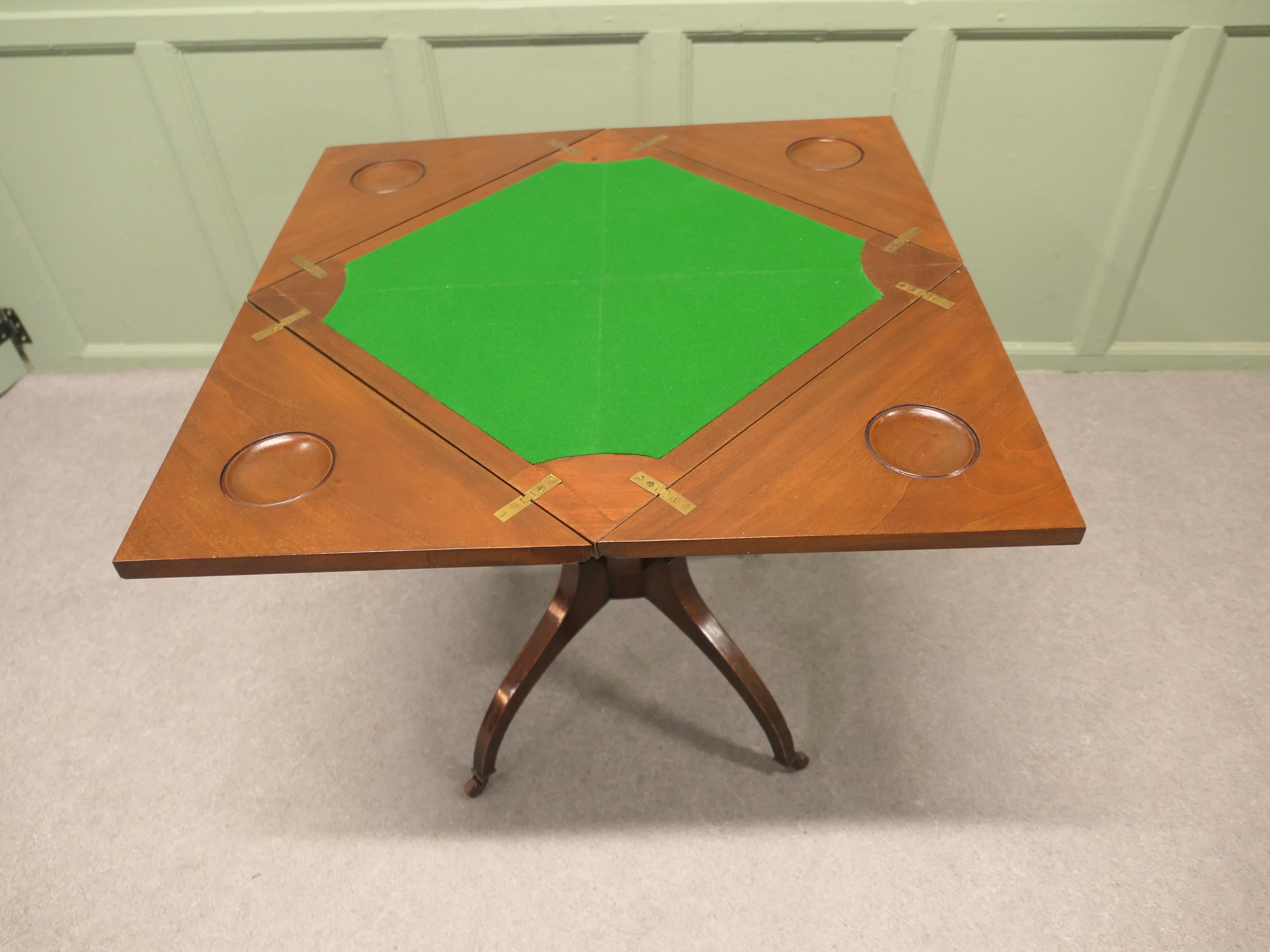 Table à cartes à enveloppes victorienne avec puits de jeu Une pièce magnifiquement conçue. Bon état - En vente à Godshill, Isle of Wight