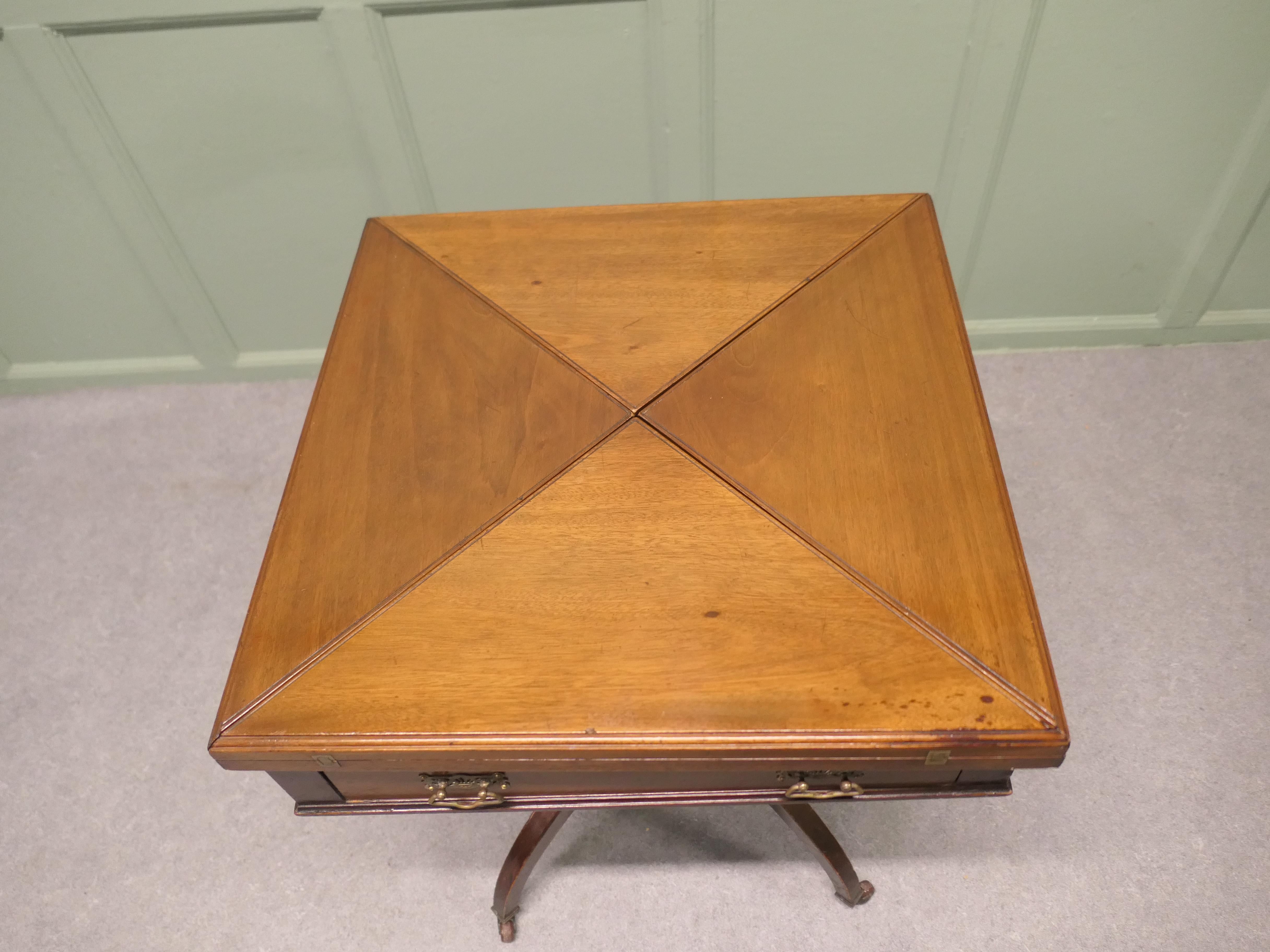 XIXe siècle Table à cartes à enveloppes victorienne avec puits de jeu Une pièce magnifiquement conçue. en vente