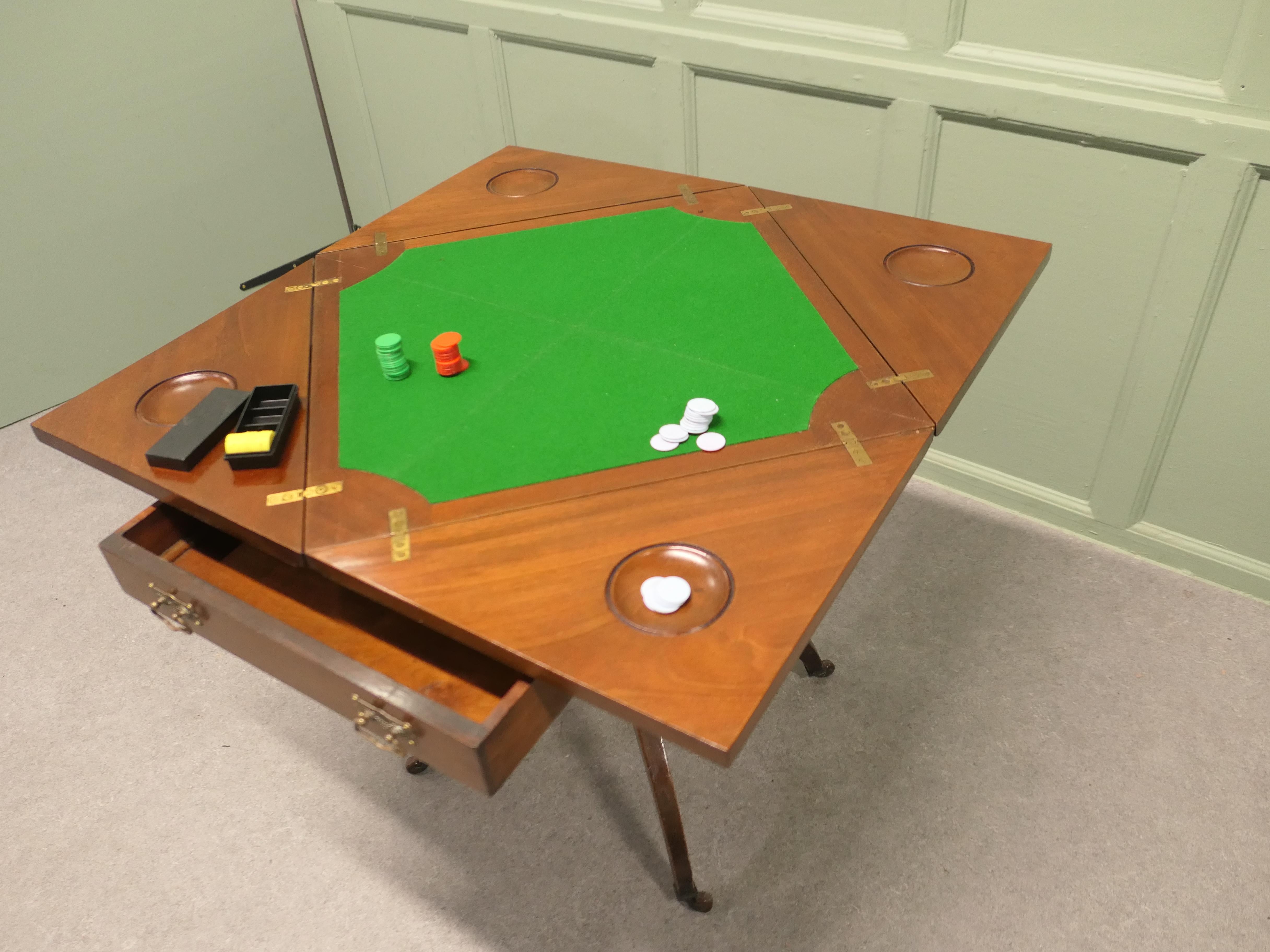 Noyer Table à cartes à enveloppes victorienne avec puits de jeu Une pièce magnifiquement conçue. en vente