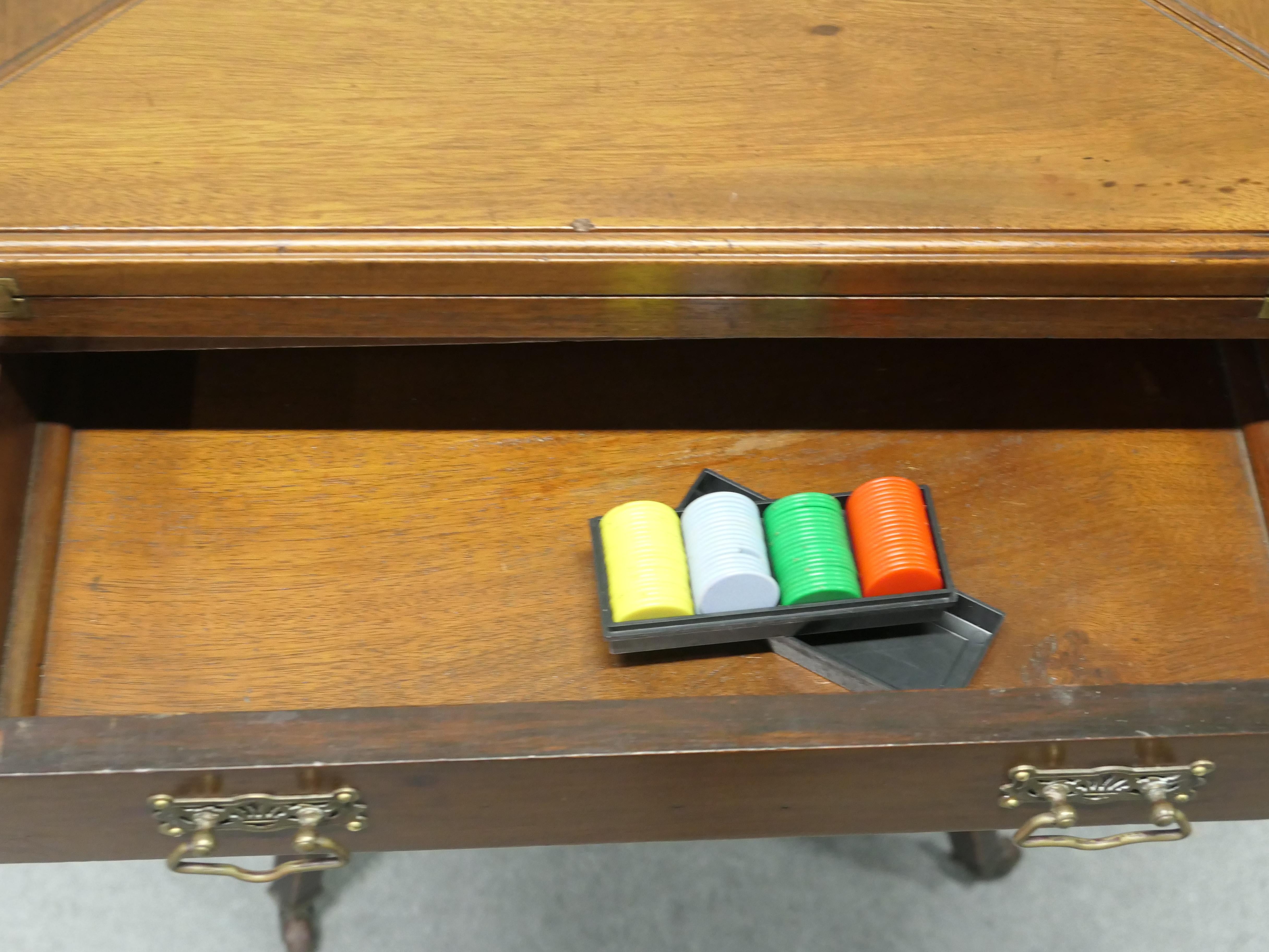 Table à cartes à enveloppes victorienne avec puits de jeu Une pièce magnifiquement conçue. en vente 1