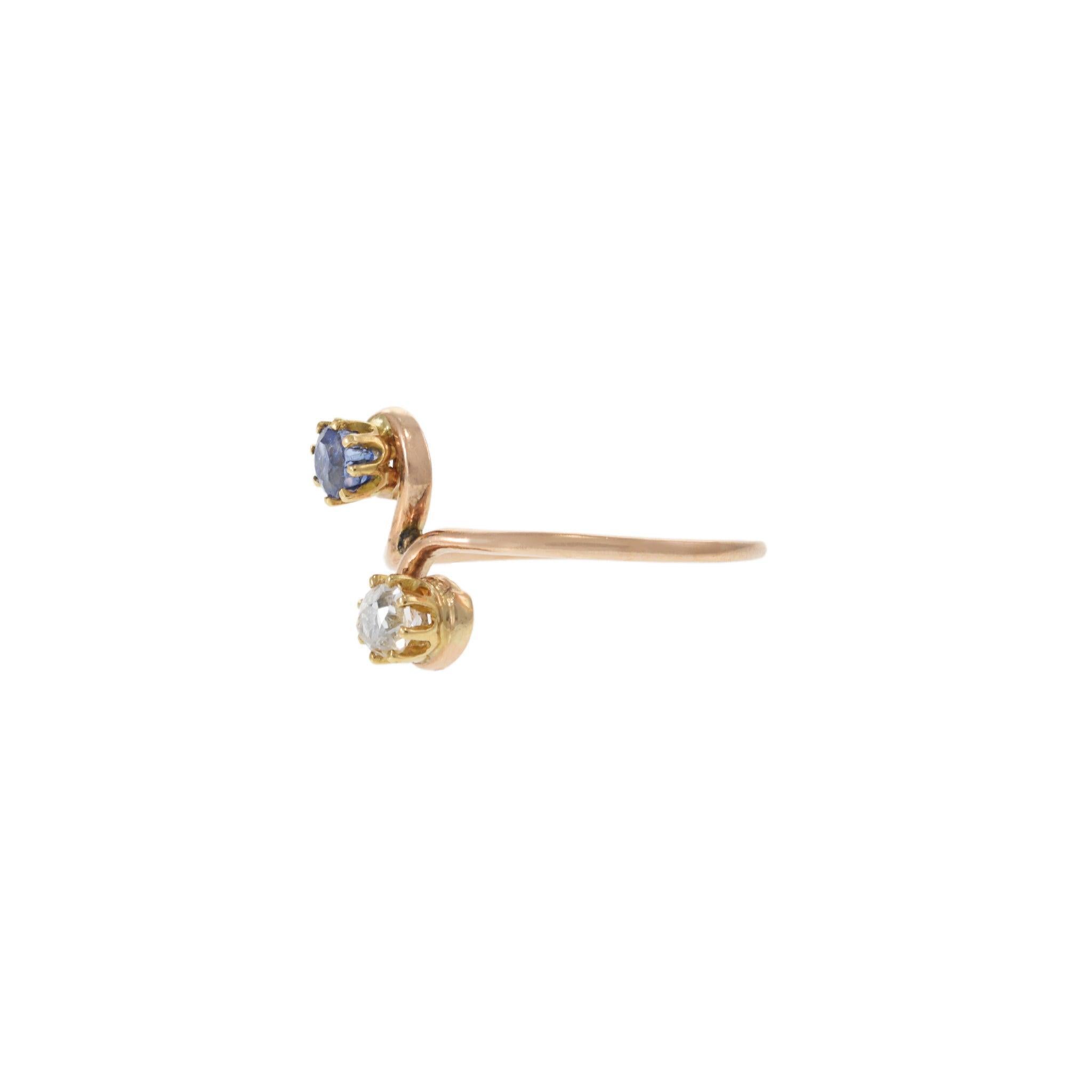 Symbole romantique de dualité et d'élégance, cette bague à deux pierres de l'époque victorienne présente un charme intemporel en or jaune 10KT. Le gracieux design bypass présente un diamant taillé dans une ancienne mine, pesant environ 0,30 carat,