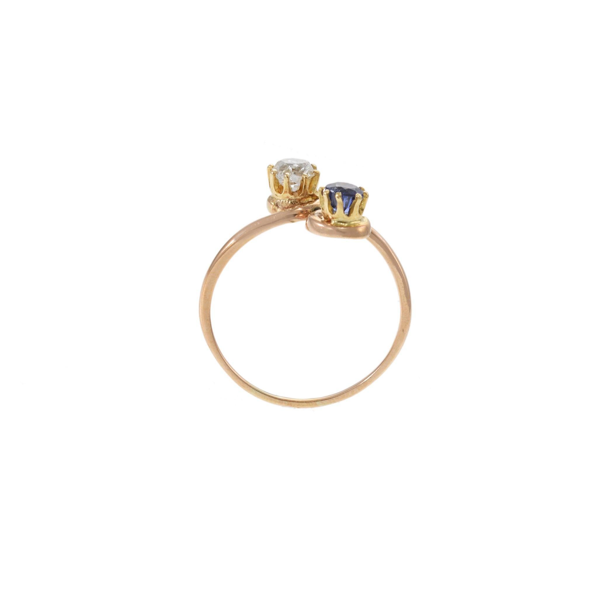 Bague à deux pierres en or jaune 10KT, diamants et saphirs, époque victorienne Bon état - En vente à New York, NY