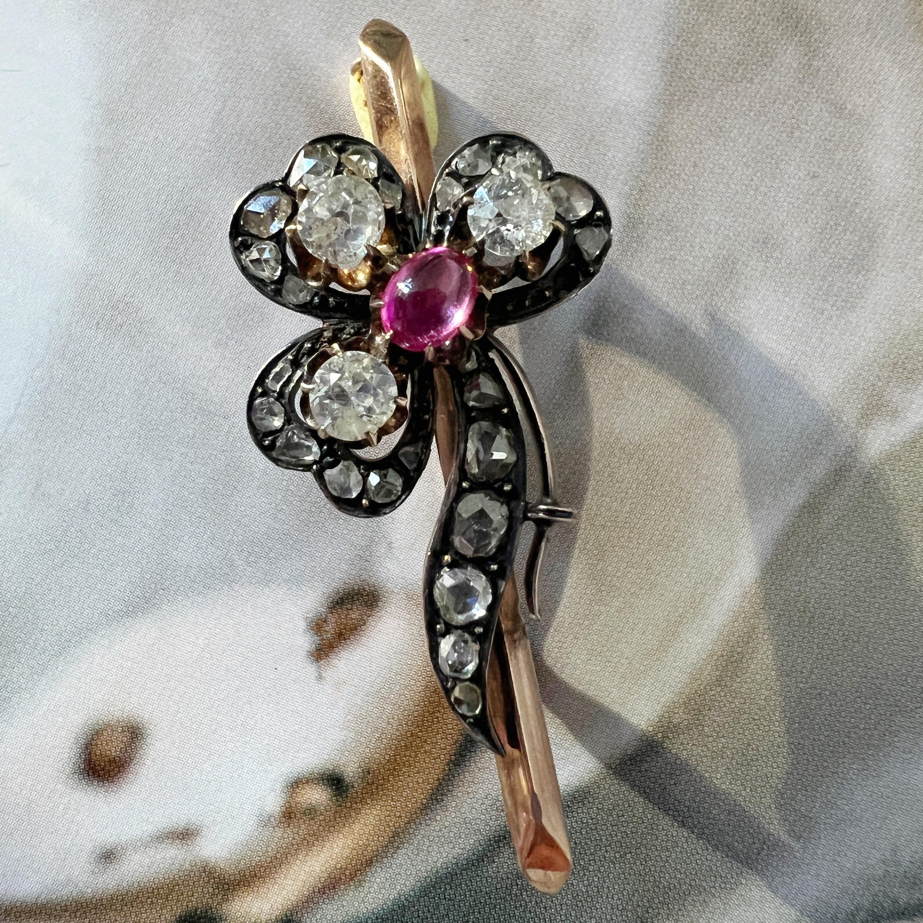 Viktorianische Ära 14k Gold Diamant Rubin Kleeblatt Brosche (Alteuropäischer Brillantschliff) im Angebot