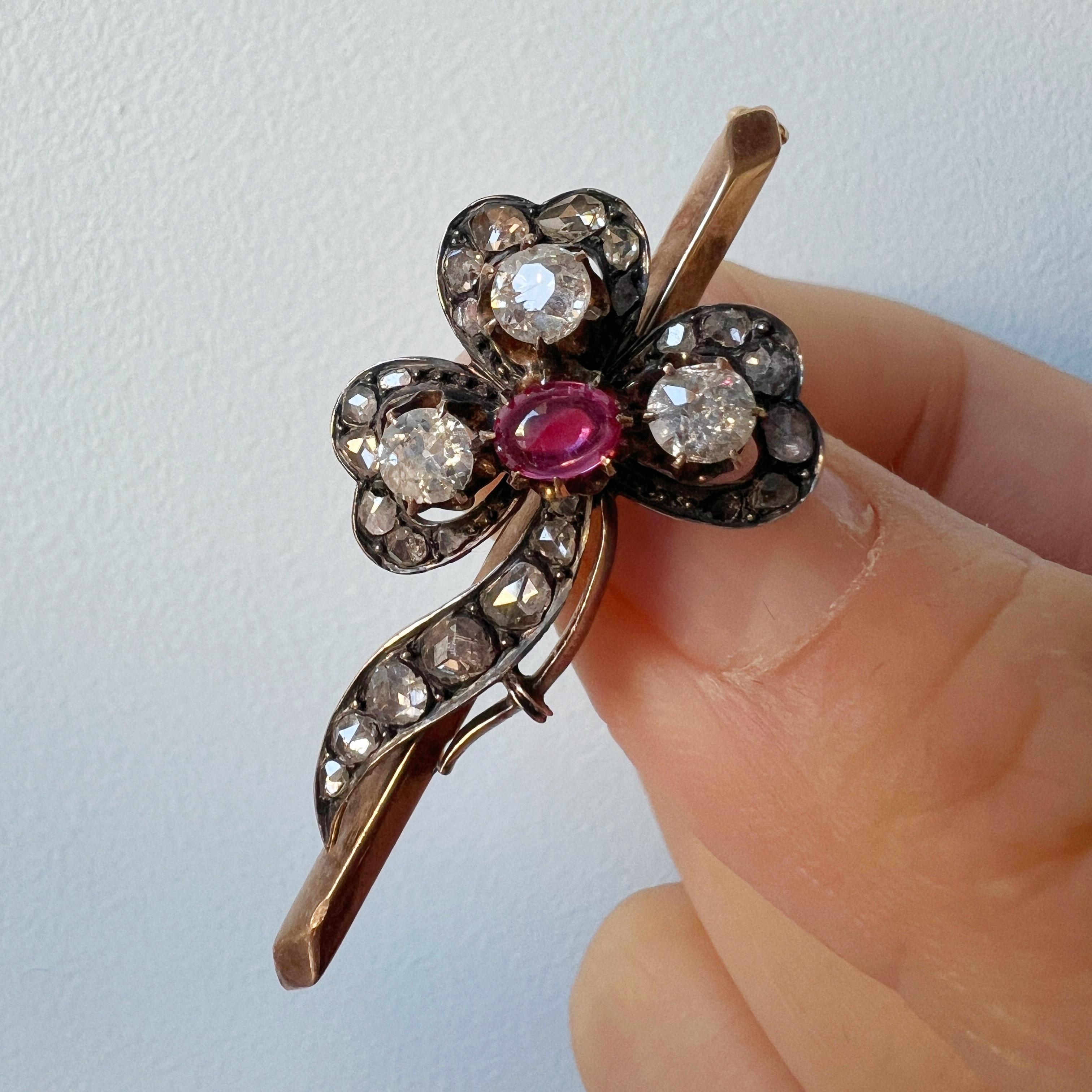 Victorian era 14k gold diamond ruby shamrock brooch In Good Condition For Sale In Versailles, FR