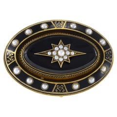 Alfiler de oro amarillo de 14 quilates de la Época Victoriana con ónice negro, esmalte negro y perlas de collar