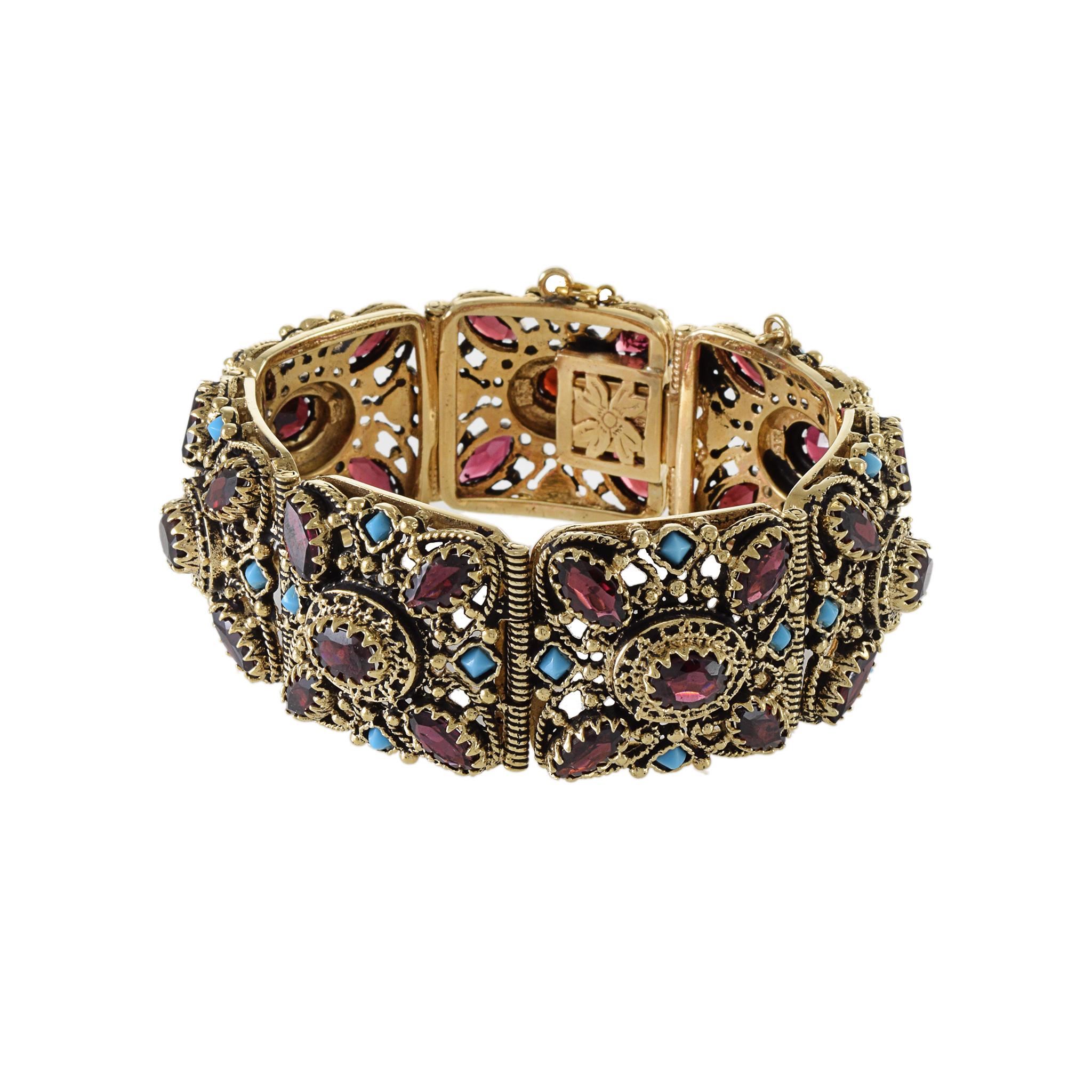 Bracelet ancien de l'époque victorienne en or jaune 14KT, grenat et turquoise, à large section, avec des bords filigranés captivants. Cette pièce exquise incarne l'élégance et le charme de l'ère victorienne avec ses riches grenats et turquoises