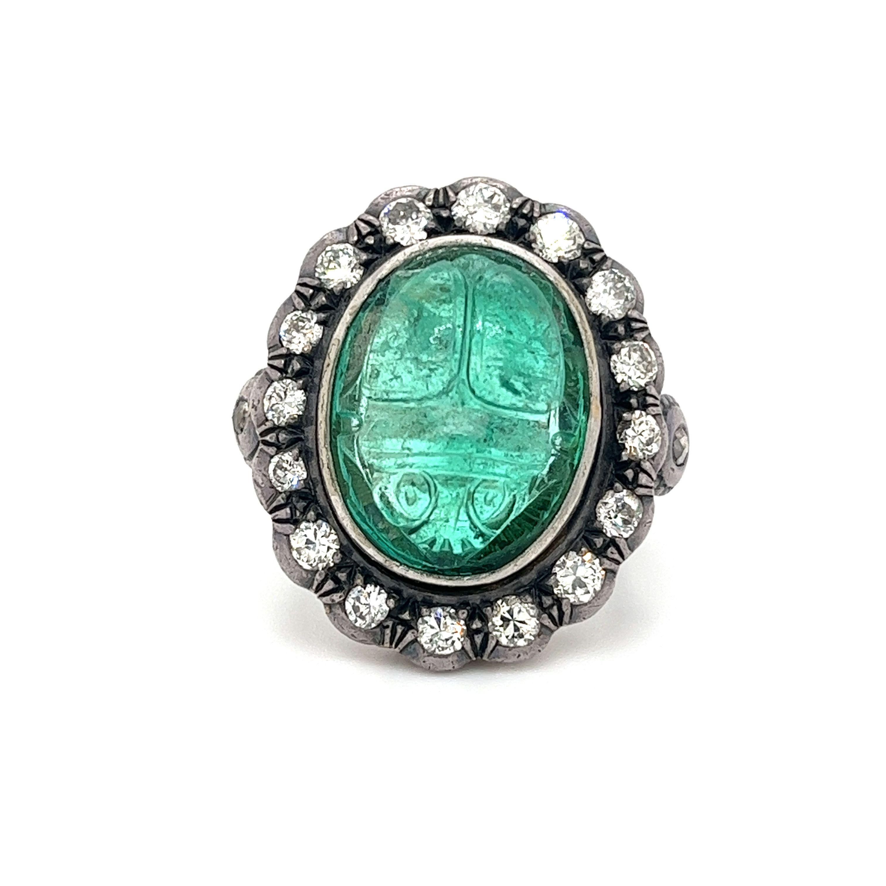 Anillo Halo de Diamantes Antiguos de la Época Victoriana de 15 Quilates con Motivo de Escarabajo Esmeralda Tallada Victoriano en venta