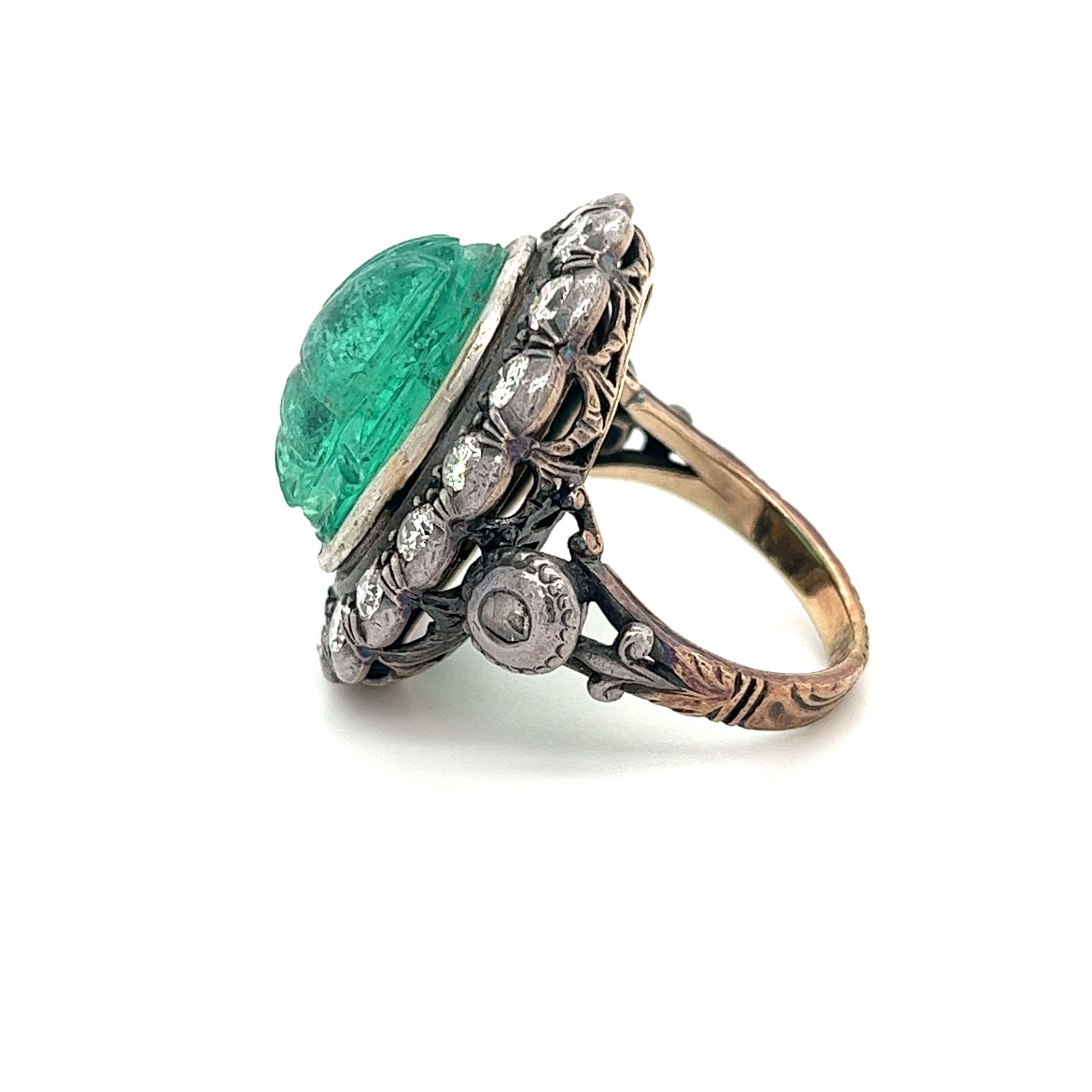 Anillo Halo de Diamantes Antiguos de la Época Victoriana de 15 Quilates con Motivo de Escarabajo Esmeralda Tallada Corte redondo en venta