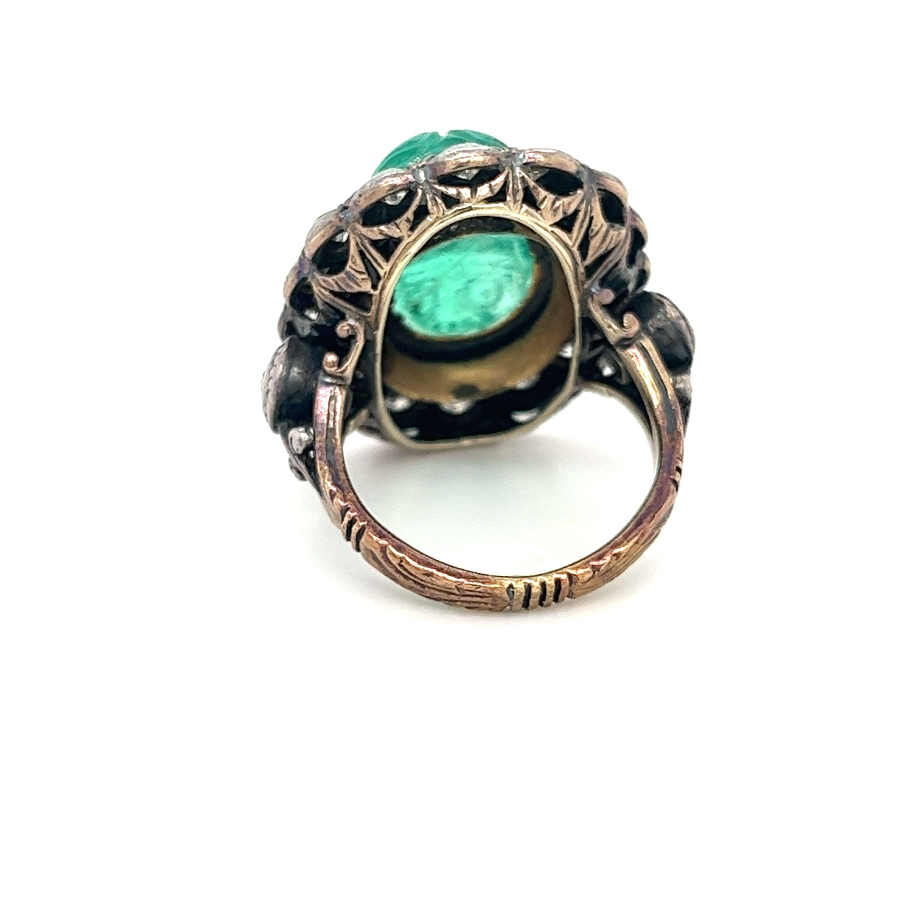 Bague d'époque victorienne à motif de scarabée en émeraude taillée de 15 carats, bague ancienne à halo de diamants  Bon état - En vente à Miami, FL