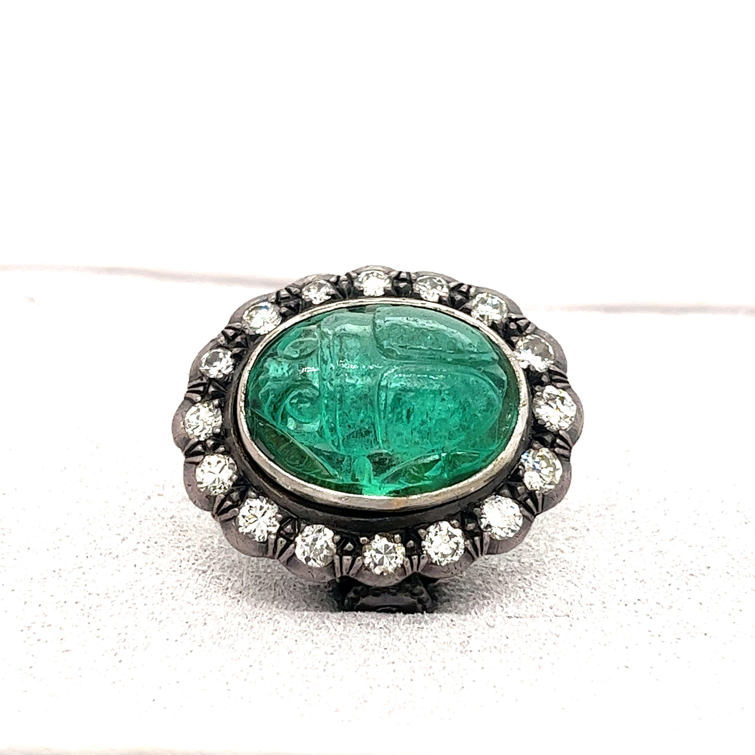 De las mujeres Anillo Halo de Diamantes Antiguos de la Época Victoriana de 15 Quilates con Motivo de Escarabajo Esmeralda Tallada en venta