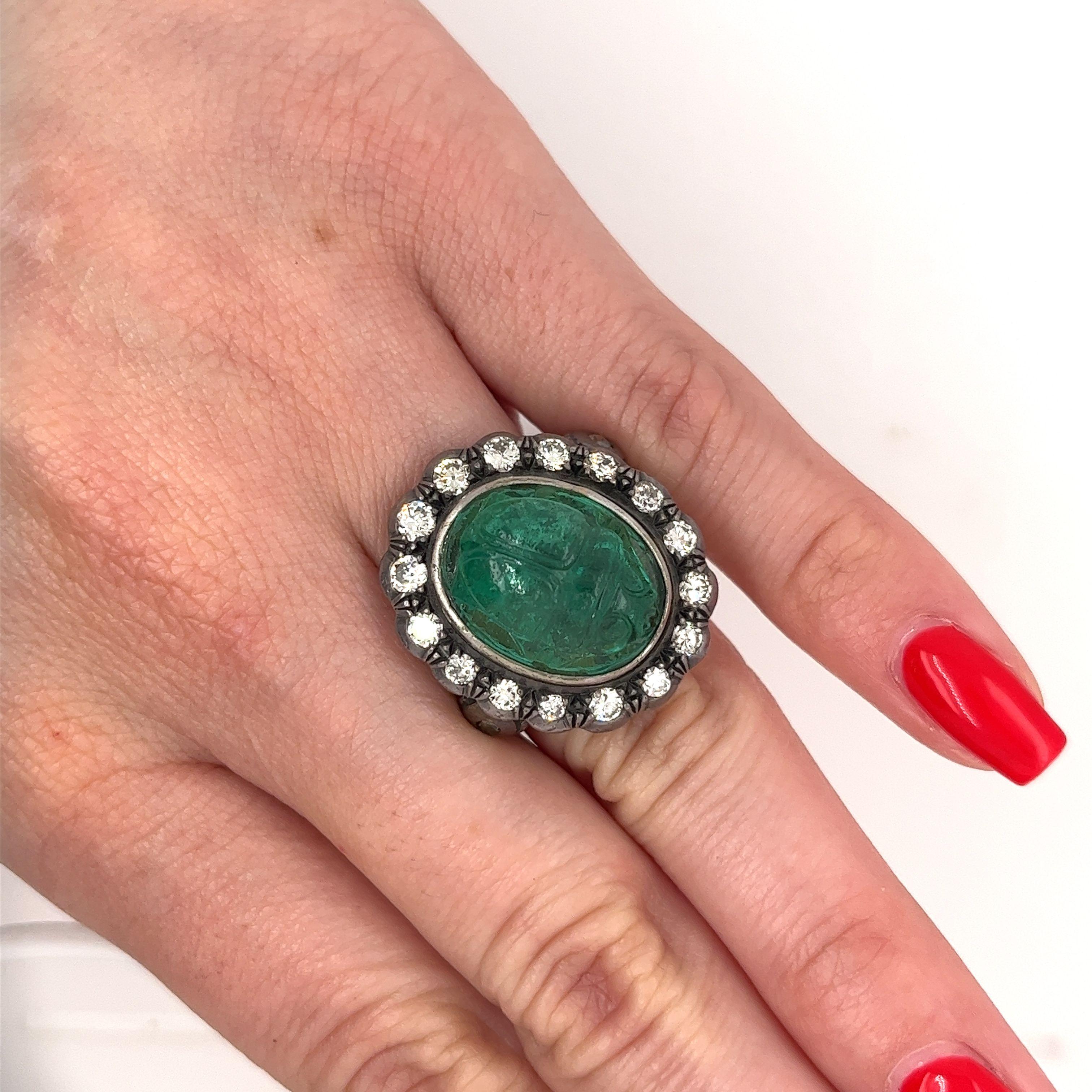 Anillo Halo de Diamantes Antiguos de la Época Victoriana de 15 Quilates con Motivo de Escarabajo Esmeralda Tallada en venta 1