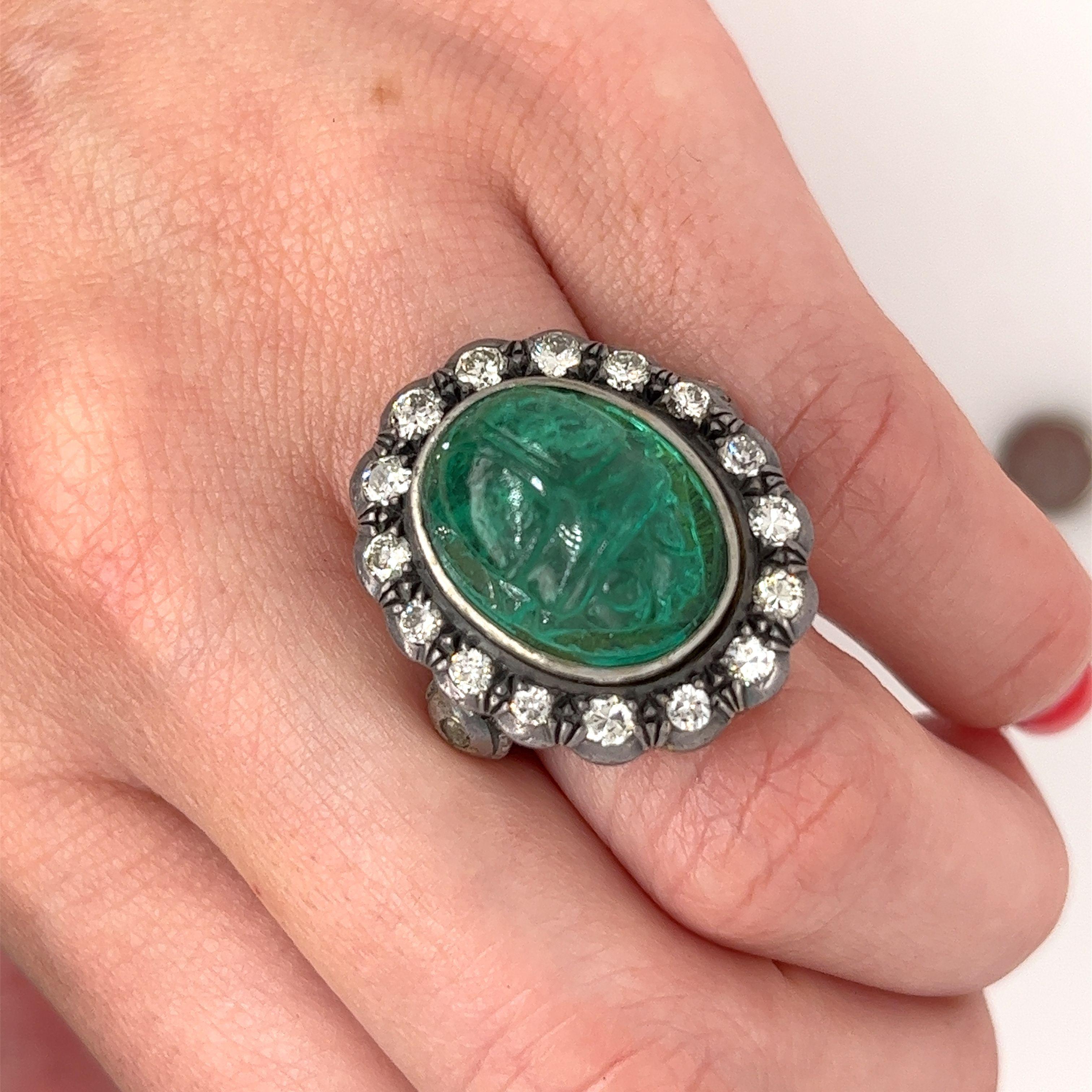 Anillo Halo de Diamantes Antiguos de la Época Victoriana de 15 Quilates con Motivo de Escarabajo Esmeralda Tallada en venta 2