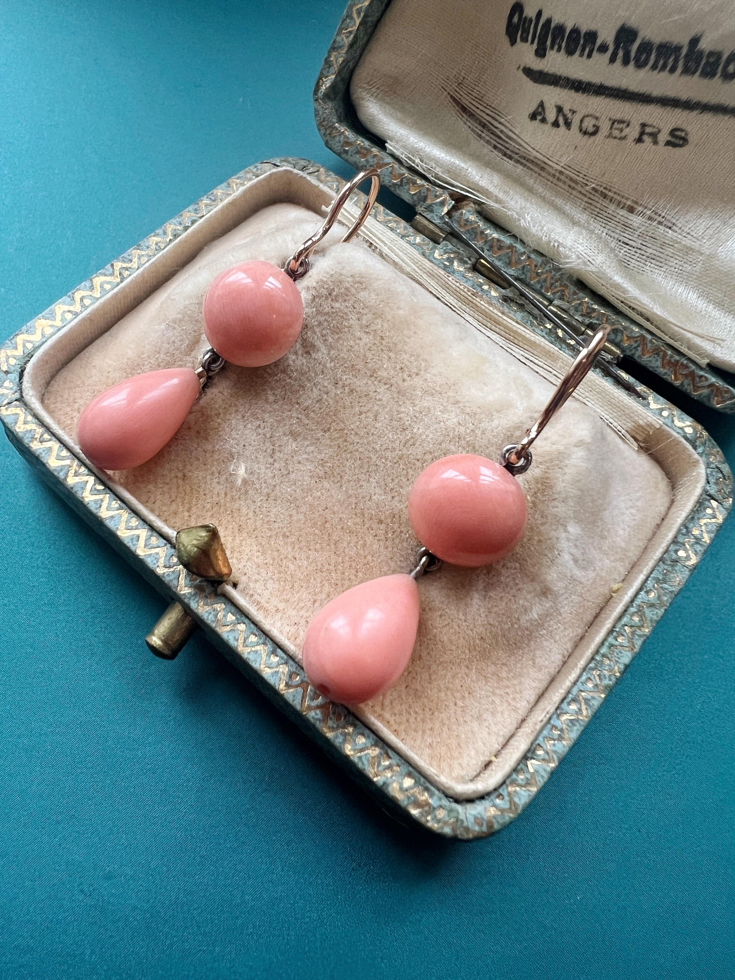 For sale a pair of antique 18K gold earrings, featuring the rarest natural angel skin coral in a gentle pink color: their color is neither too deep nor too light as the most ones available in the market; they have the perfect rose color which