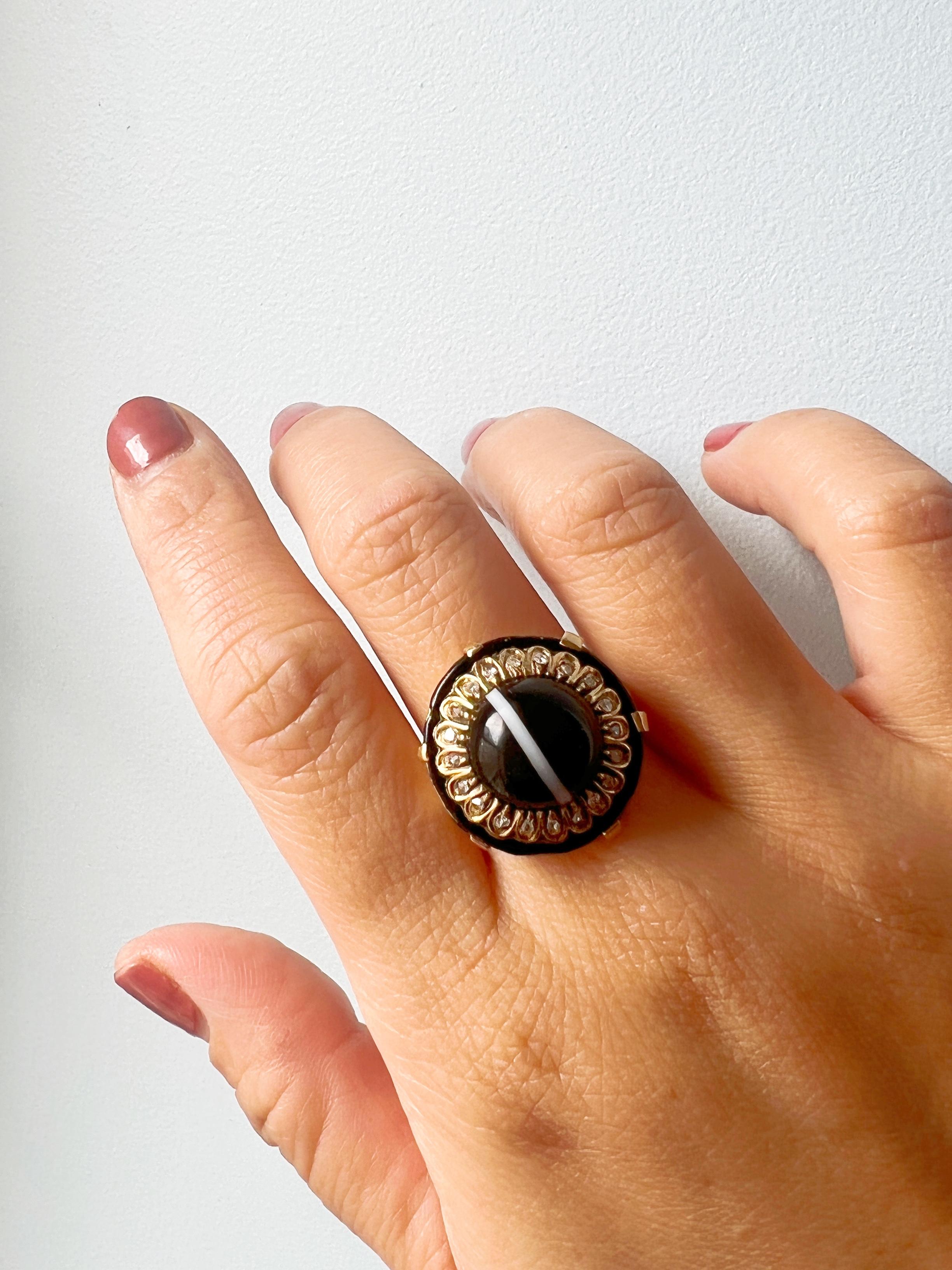 For sale a beautiful Victorian era 18K gold ring, which provides us a mighty monochrome: The black is created from the banded agate with the use of a delicate black enamel on the outer circle, while the white is evoked with the use of the dazzling